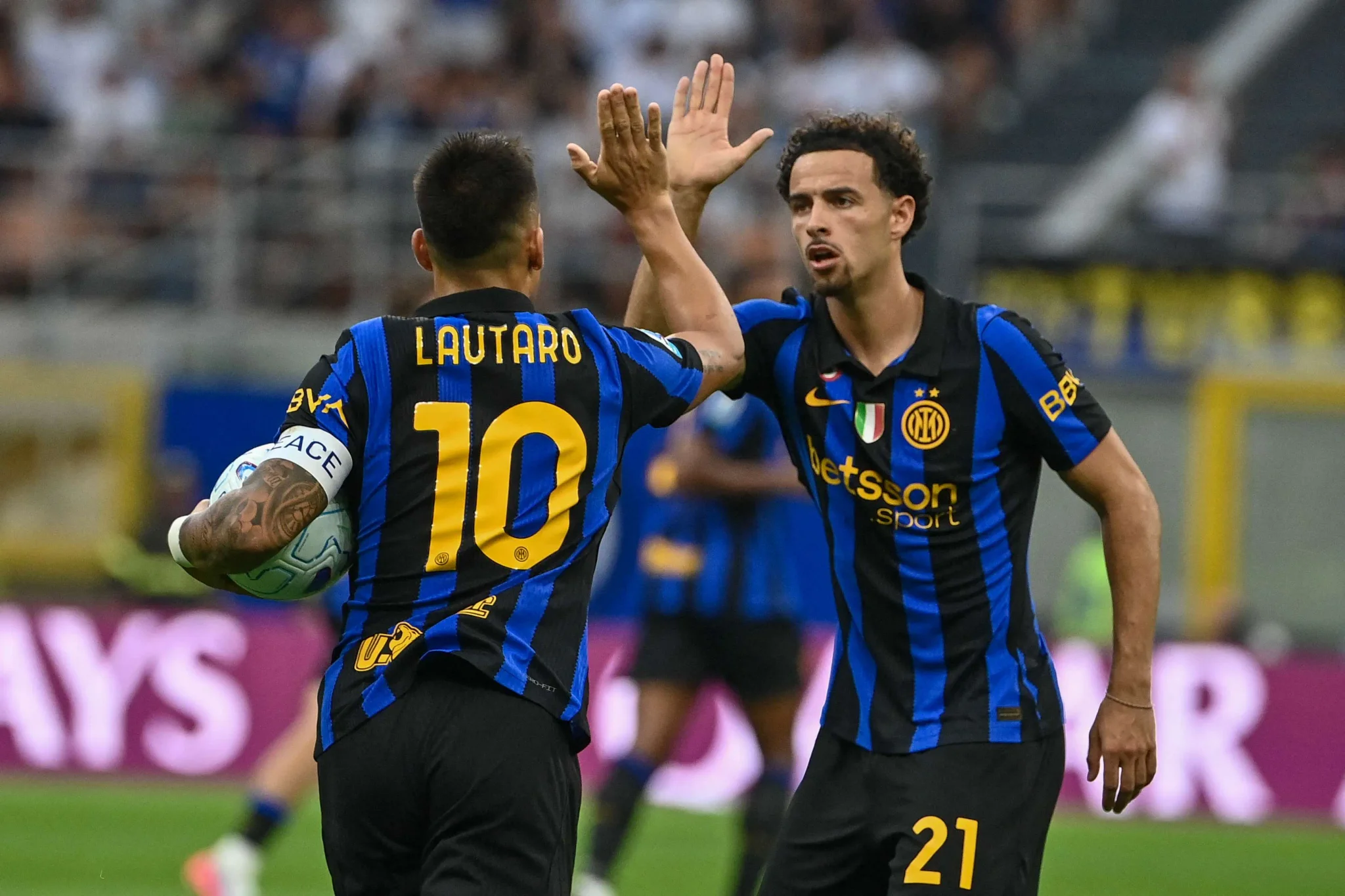 لاوتارو مارتينيز وزميله من إنتر ميلان يحتفلان بهدف في مباراة مثيرة ضد نابولي في الدوري الإيطالي.