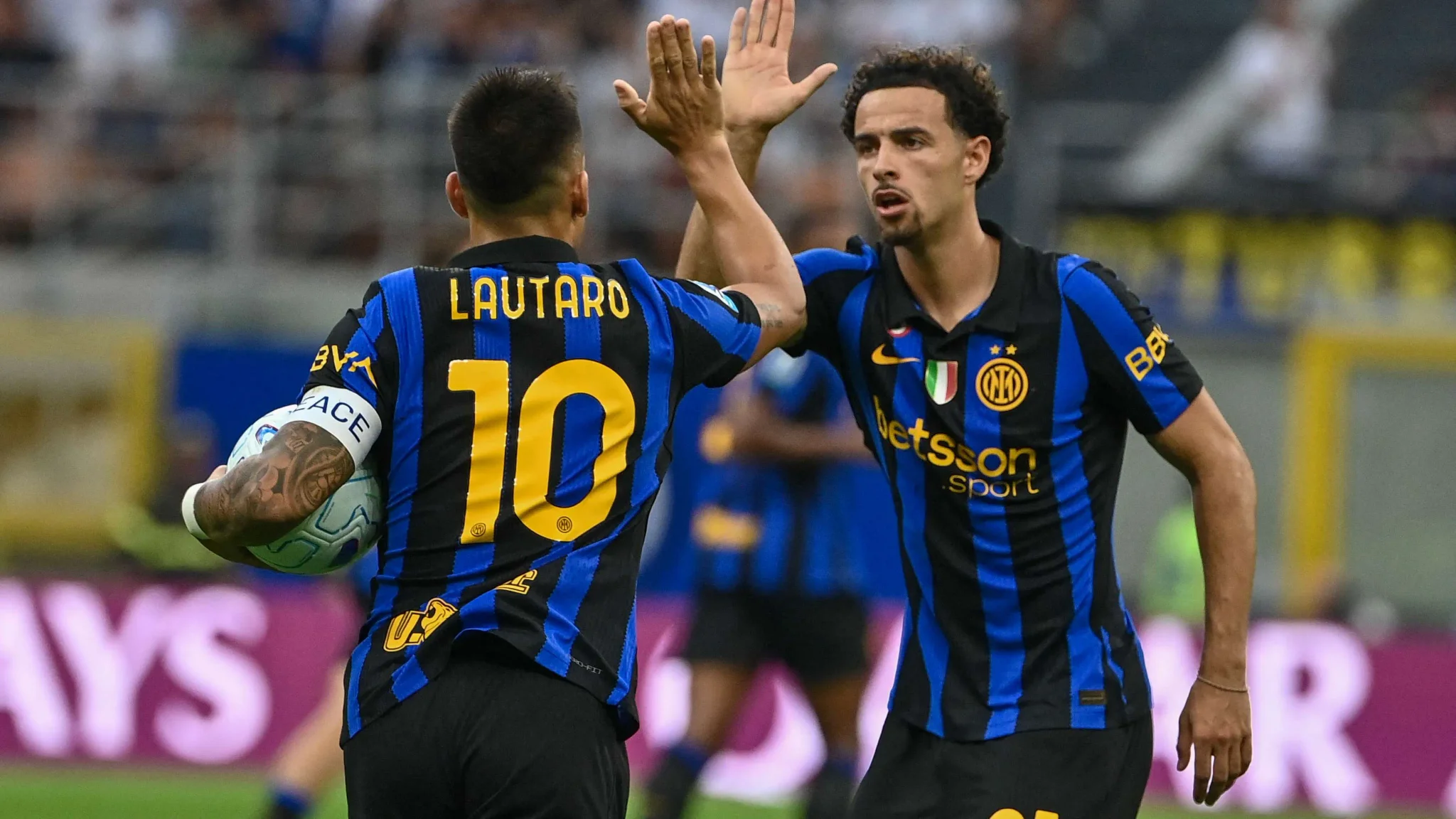 لاوتارو مارتينيز وزميله من إنتر ميلان يحتفلان بعد هدف حاسم في مباراة الدوري الإيطالي ضد نابولي في ملعب جوزيبي مياتزا.