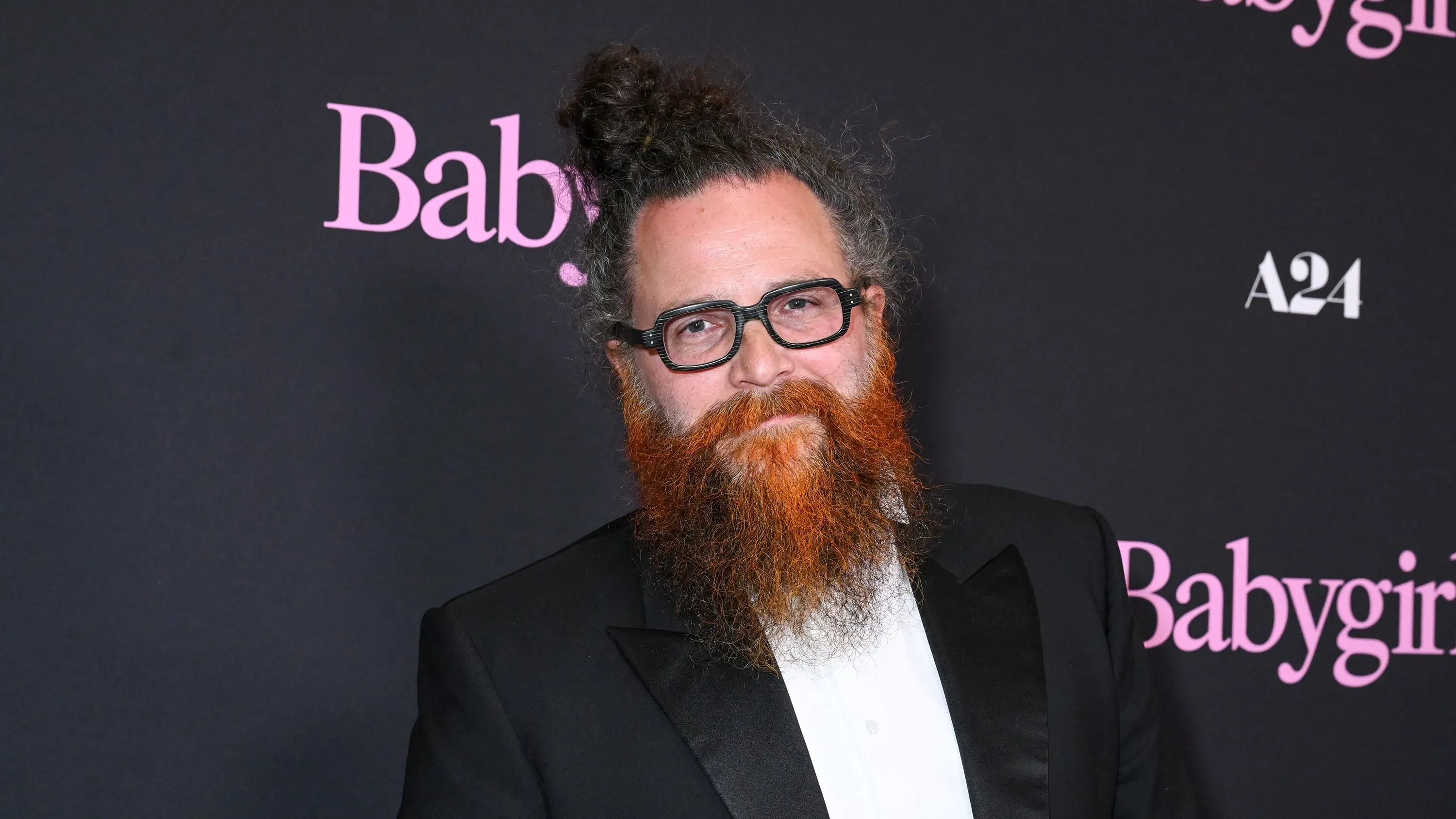 كريستوبال تابيا دي فير، مؤلف موسيقى "اللوتس الأبيض"، يظهر في حدث رسمي، مع لحية حمراء وشعر مموج، معبرًا عن مشاعره حول مغادرته المسلسل.