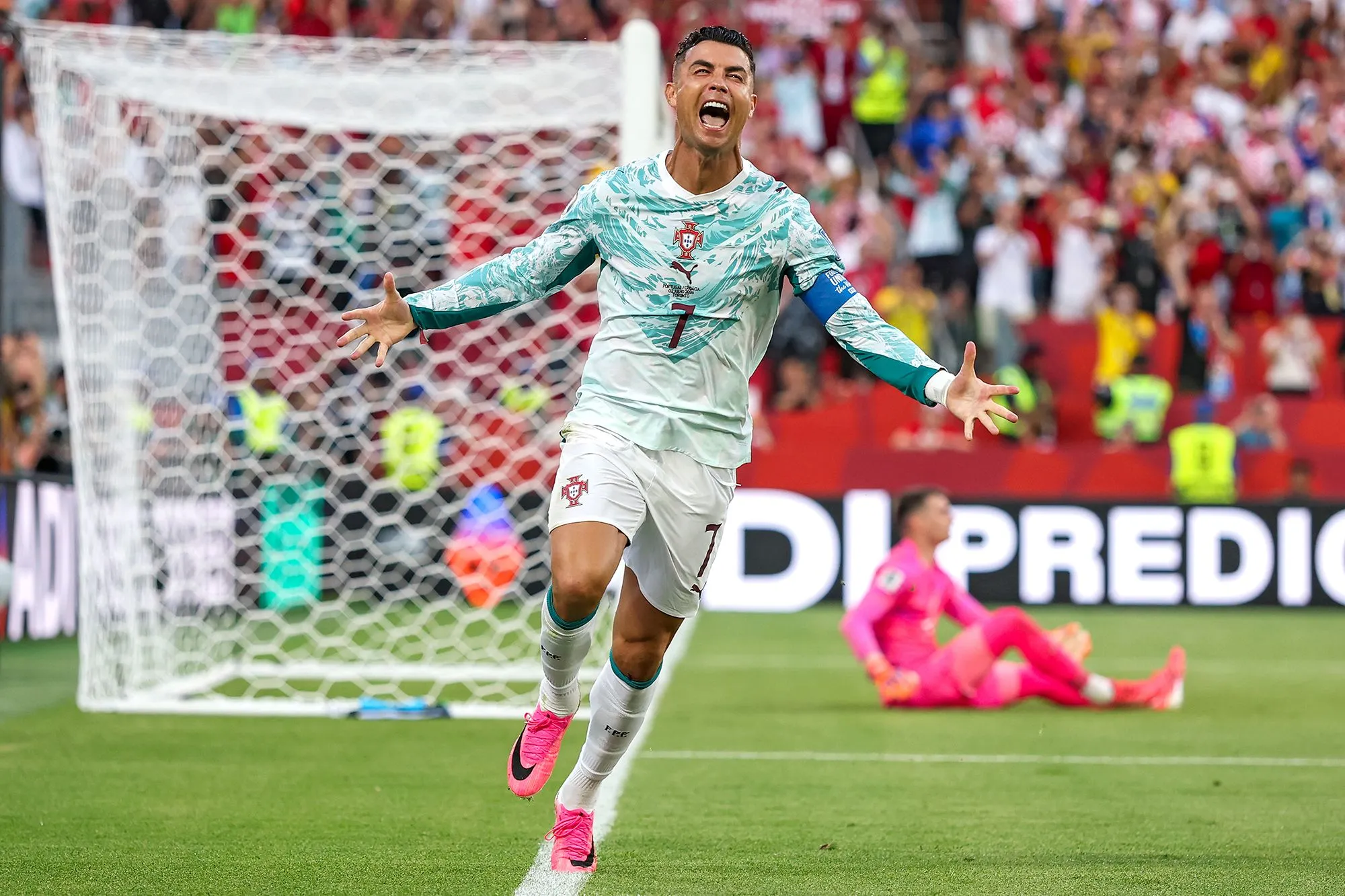 كريستيانو رونالدو يحتفل بهدف مع منتخب البرتغال في مباراة دولية، في موسم قد يكون الأخير له قبل اعتزاله كرة القدم.