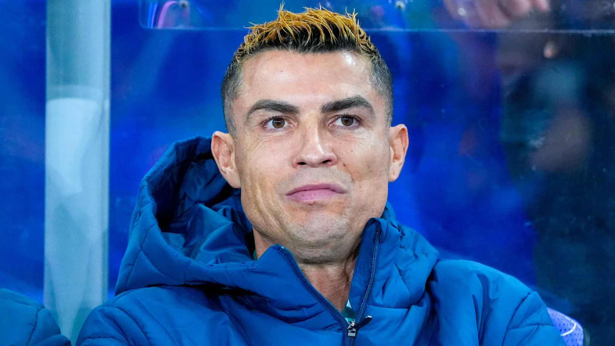 كريستيانو رونالدو يجلس على مقاعد البدلاء في معسكر منتخب البرتغال وسط توترات مع المدرب جيسوس تهدد مشاركته الدولية.
