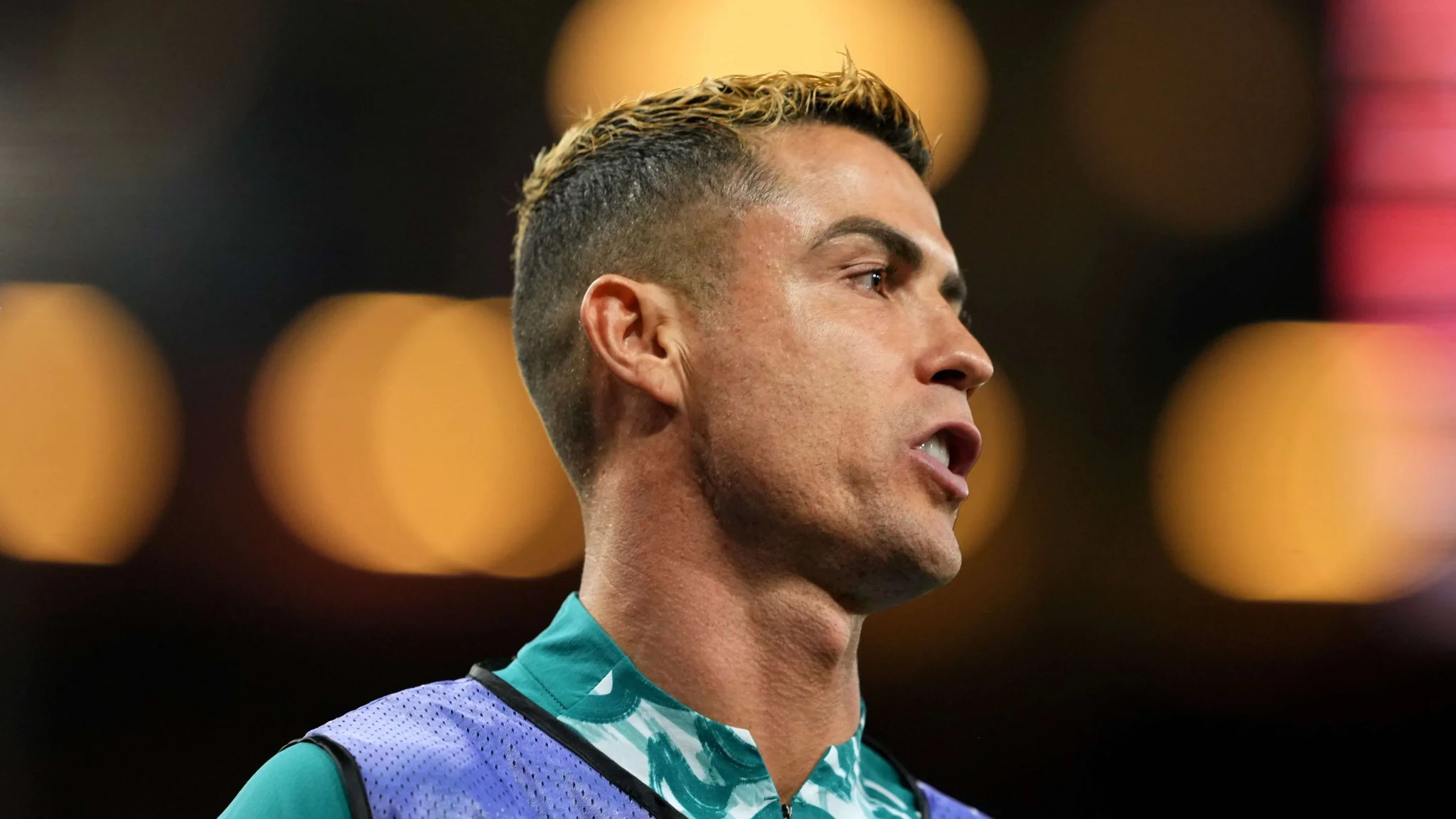 كريستيانو رونالدو يظهر بتوتر خلال معسكر منتخب البرتغال في الدنمارك وسط أزمة تهدده بالإيقاف عن المباريات الدولية.