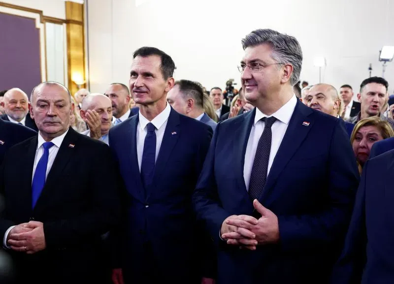 الرئيس الكرواتي زوران ميلانوفيتش مع مسؤولين آخرين بعد فوزه في الانتخابات، معبرًا عن ثقته في دعم الناخبين.