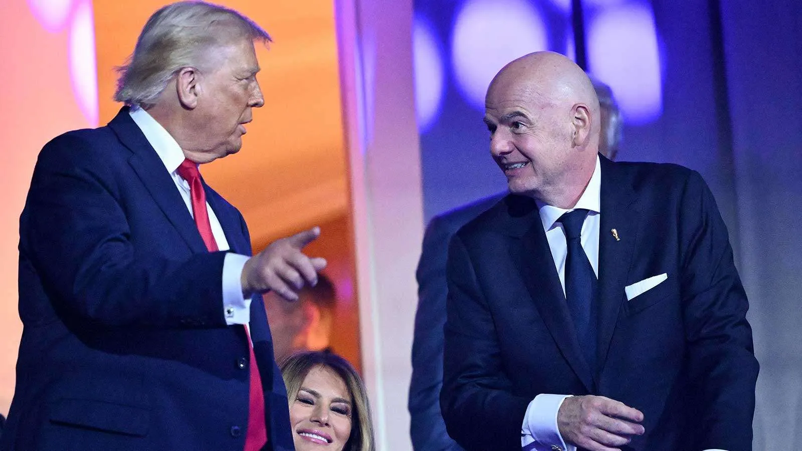 دونالد ترامب وجيانني إنفانتينو يتبادلان الحديث خلال كأس العالم 2026 وسط جدل تعليق عقوبة إيقاف اللاعب فولاين بالوغون.