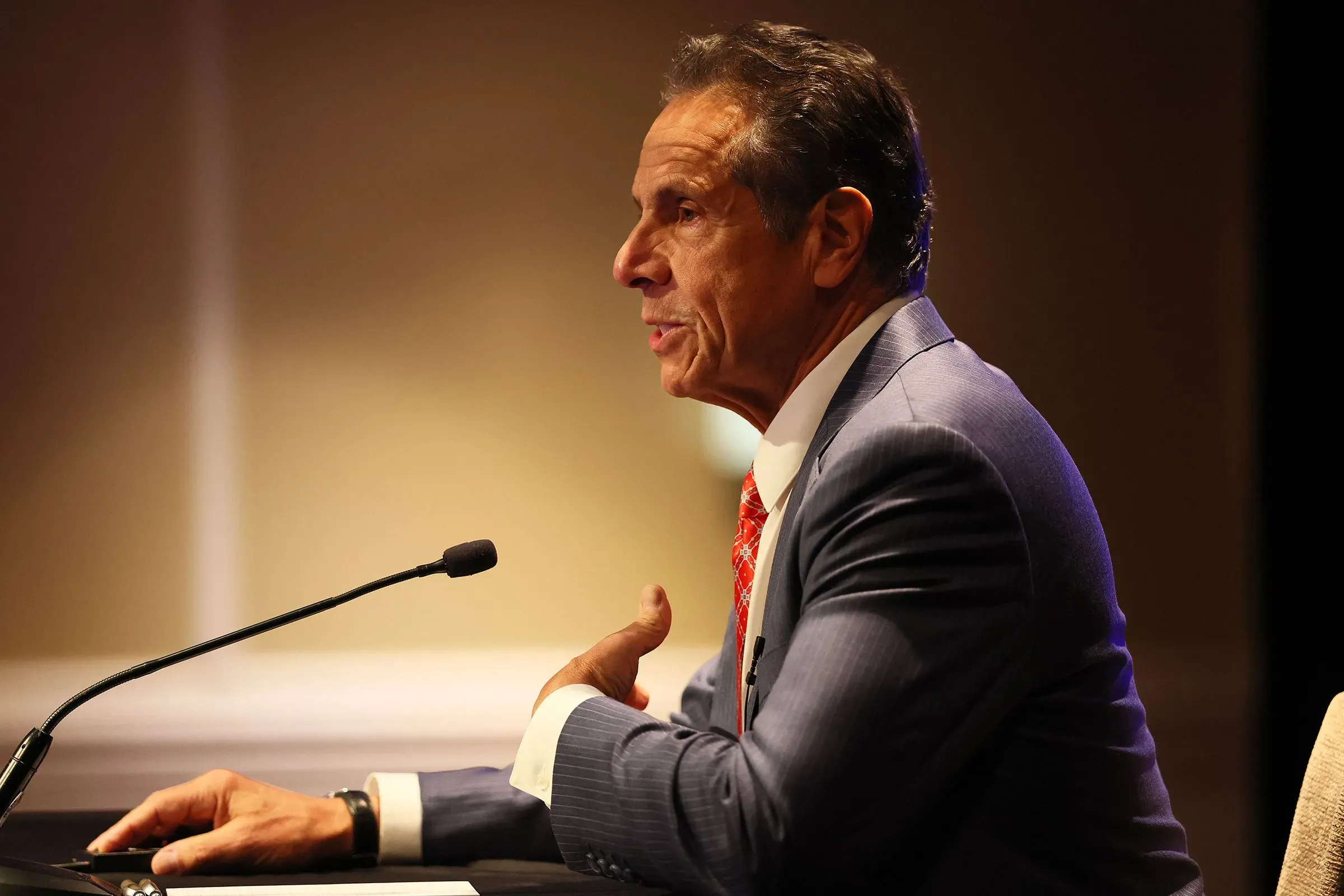 أندرو كومو يتحدث في مؤتمر صحفي في مانهاتن، مؤكدًا أنه لم يتواصل مع ترامب بشأن الانتخابات المقبلة لبلدية نيويورك.