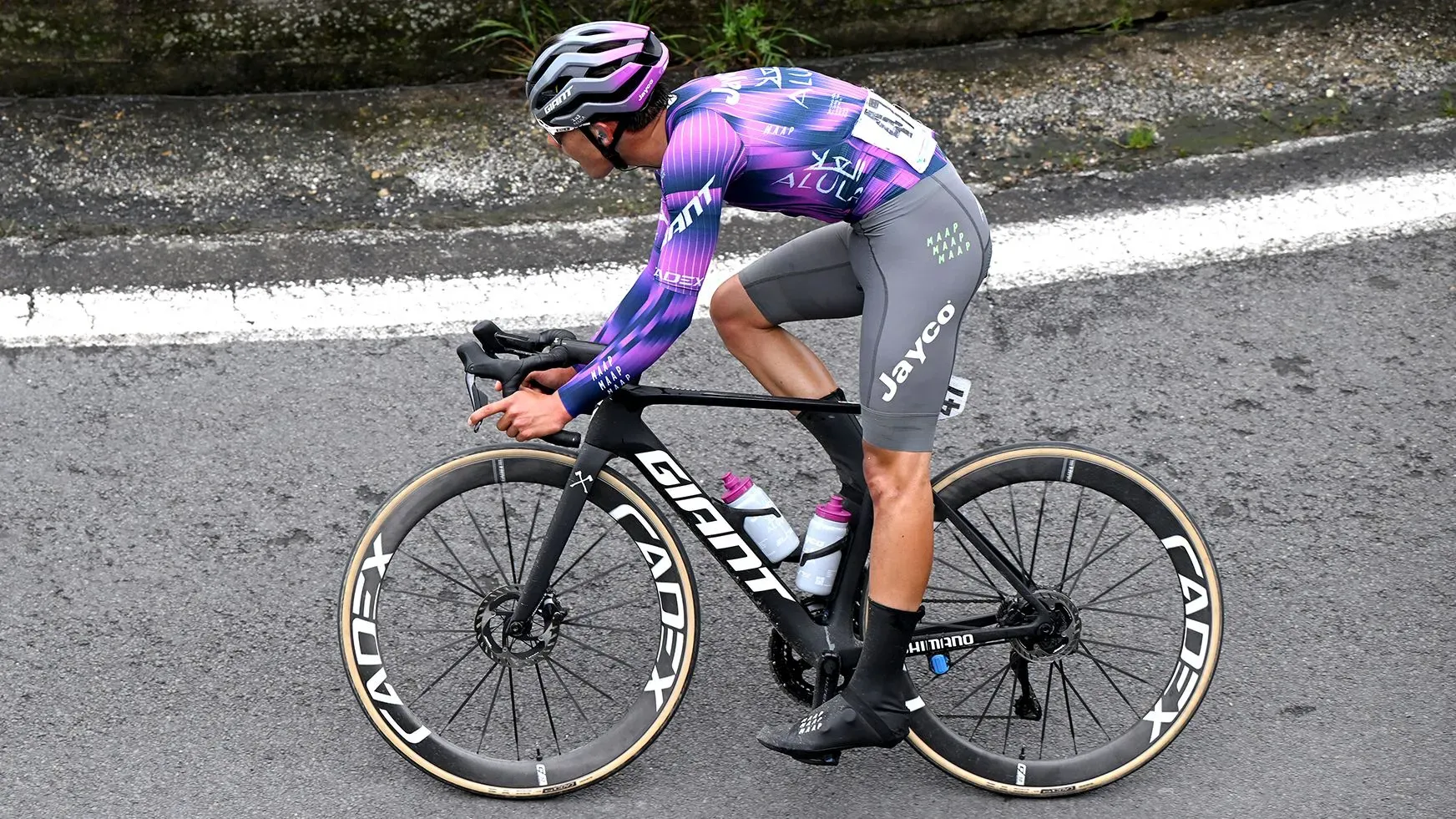 الدراج الإيطالي صامويل بريفيتيرا في سباق جيرو ديلا فالي داوستا، مرتديًا زي الفريق، قبل الحادث الذي أدى إلى وفاته.