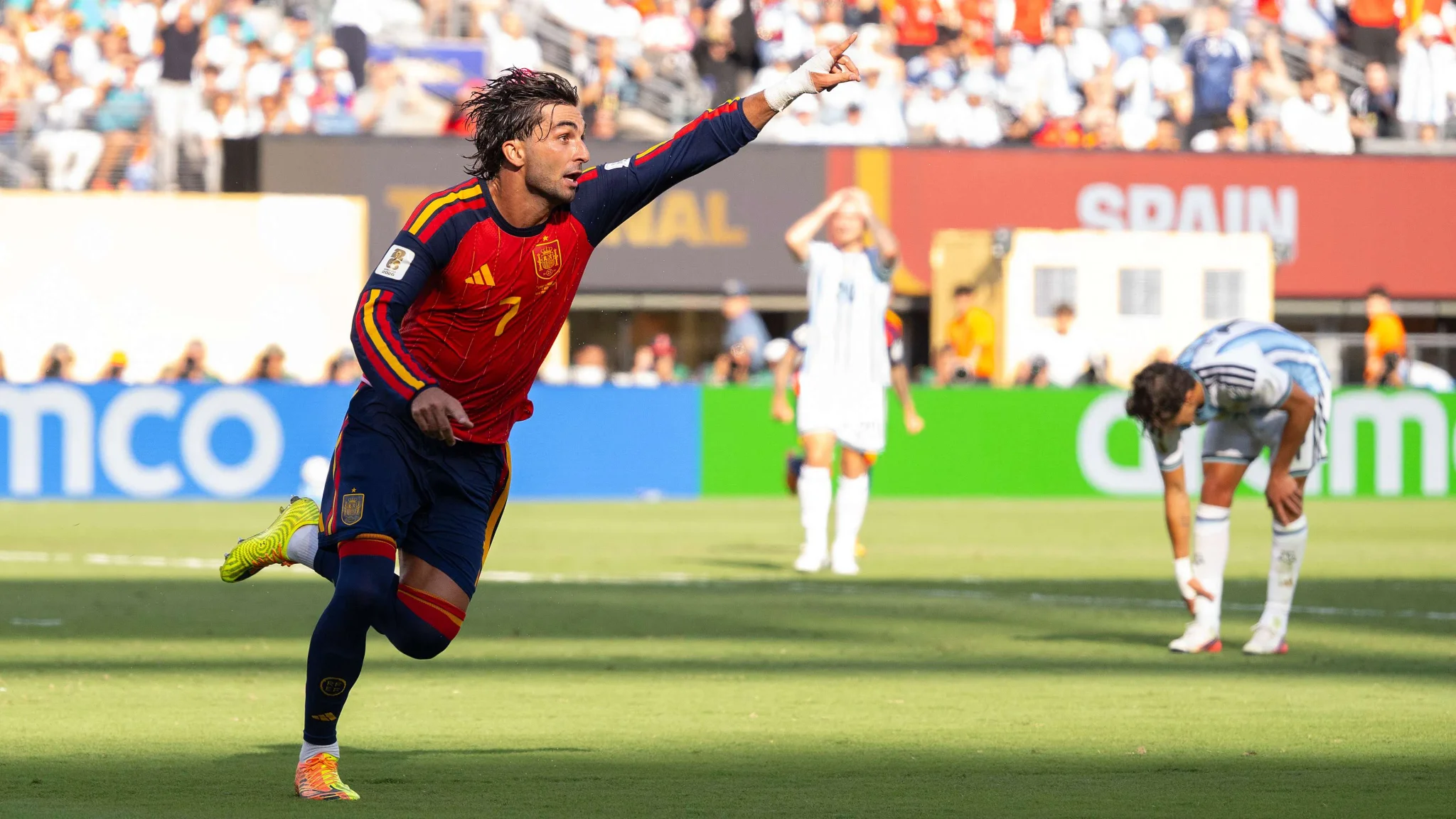 لاعب فيران توريس يحتفل بهدفه الحاسم مع منتخب إسبانيا في نهائي كأس العالم 2026، وسط أجواء توتر هوية في برشلونة.