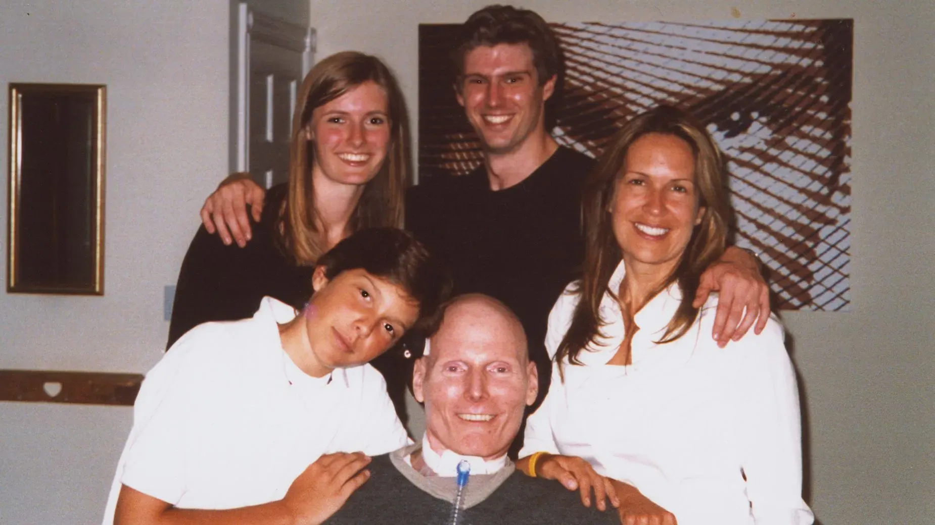 عائلة تتجمع حول كريستوفر ريف، ممثل "سوبرمان"، في لحظة عاطفية، تعكس الحب والدعم خلال فترة مرضه.