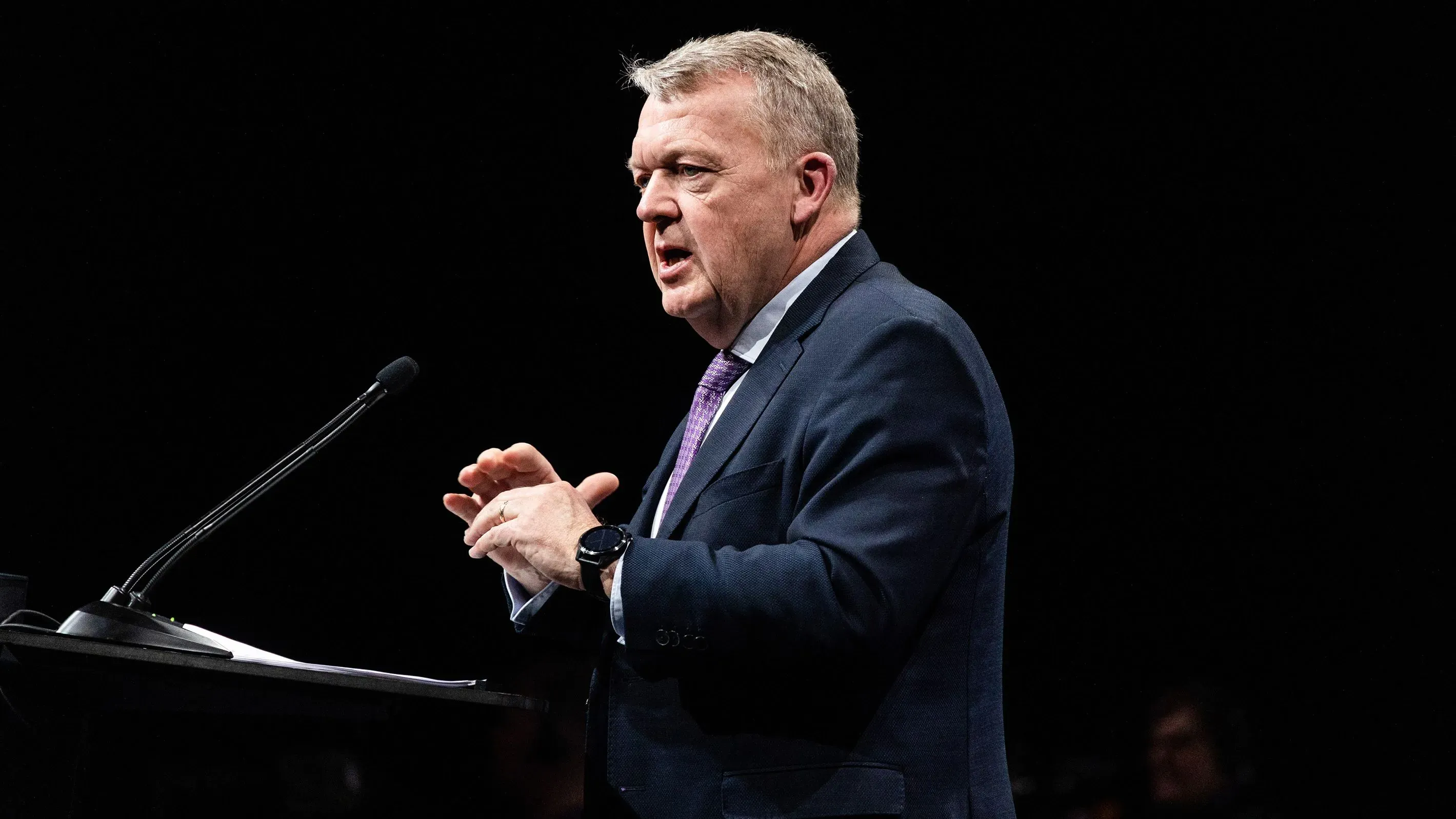 وزير الخارجية الدنماركي لارس لوكي راسموسن يتحدث في مؤتمر، مع التركيز على أهمية التعاون الأمني في القطب الشمالي.