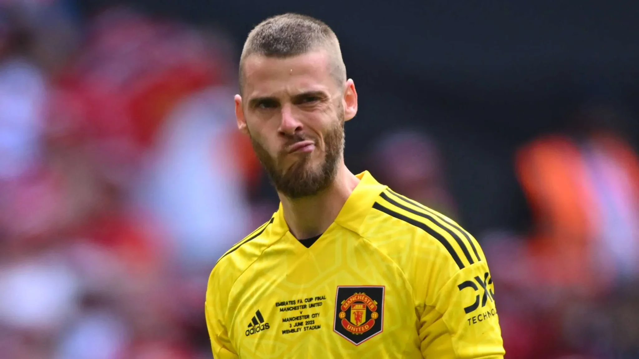 حارس مانشستر يونايتد السابق ديفيد دي خيا بتعبير وجه ساخر يعكس التوتر بعد حكم إدانة مانشستر سيتي في قضايا مالية بالدوري الإنجليزي.