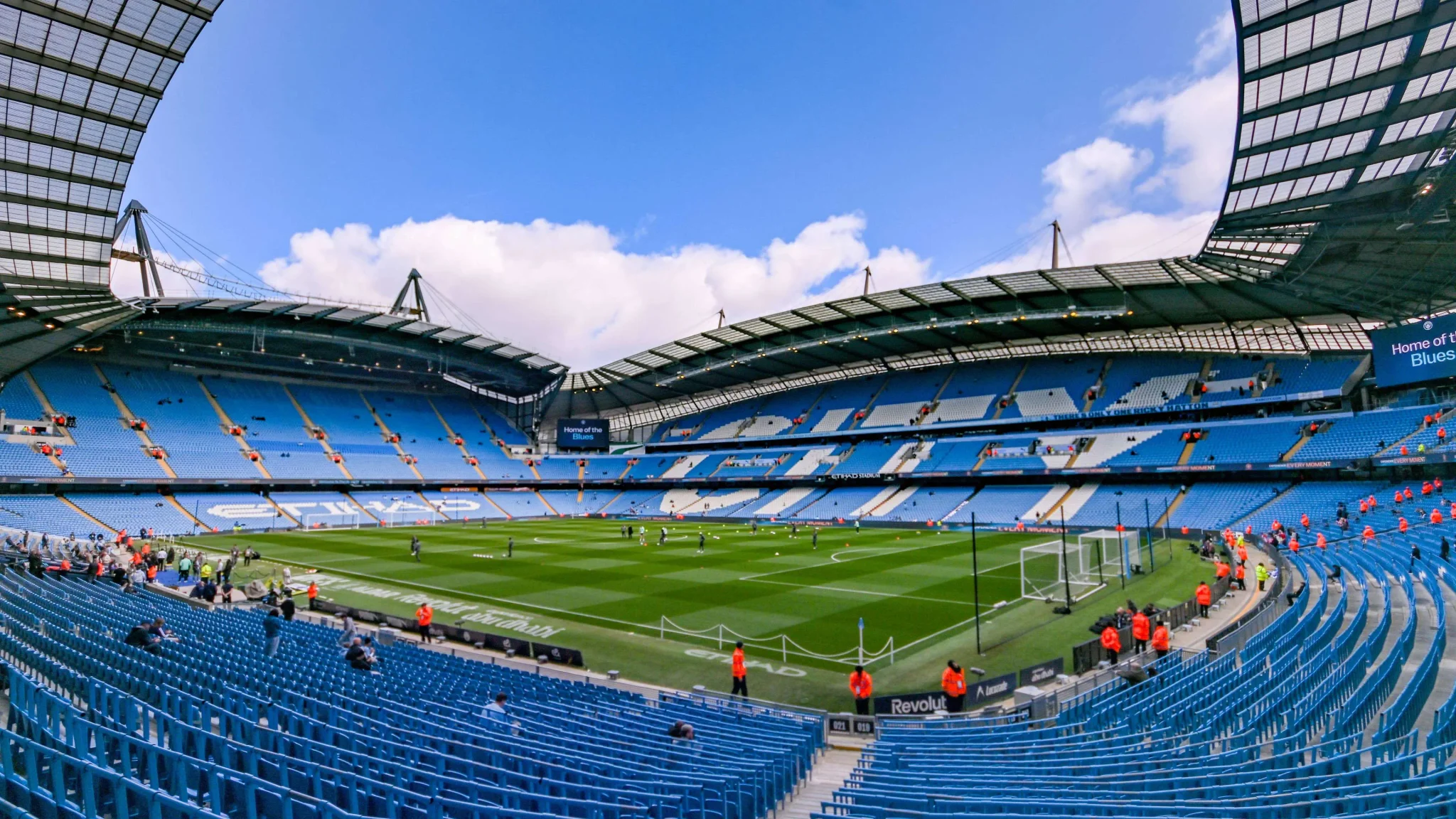 ملعب الاتحاد في مانشستر، معقل نادي مانشستر سيتي، حيث تدور الخلافات القانونية حول تهم التلاعب المالي وألقاب الدوري الإنجليزي الممتاز.