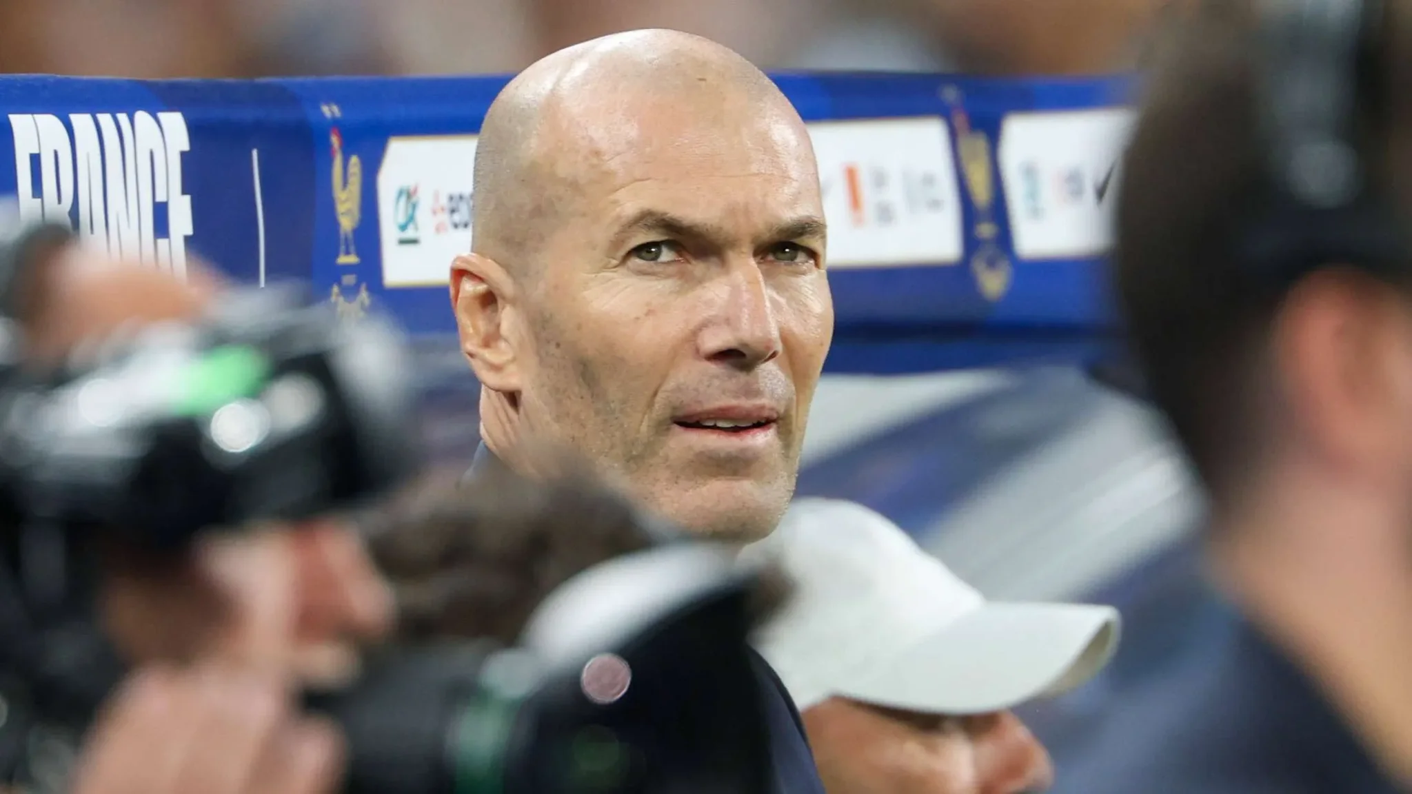 زين الدين زيدان يظهر بتركيز خلال مباراة فرنسا وإيطاليا في دوري الأمم الأوروبية، وسط أجواء توتر بعد طرد أوباميكانو.