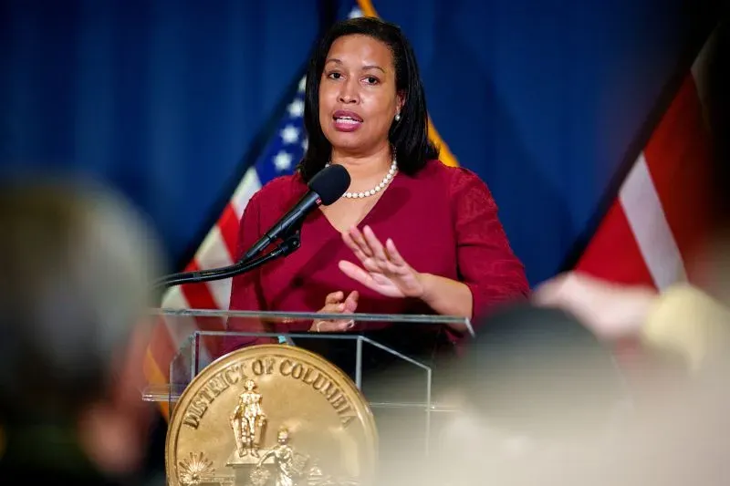 عمدة العاصمة موريل باوزر تتحدث في مؤتمر صحفي، مع التركيز على التحديات المالية والسياسية التي تواجه المدينة في ظل إدارة ترامب.