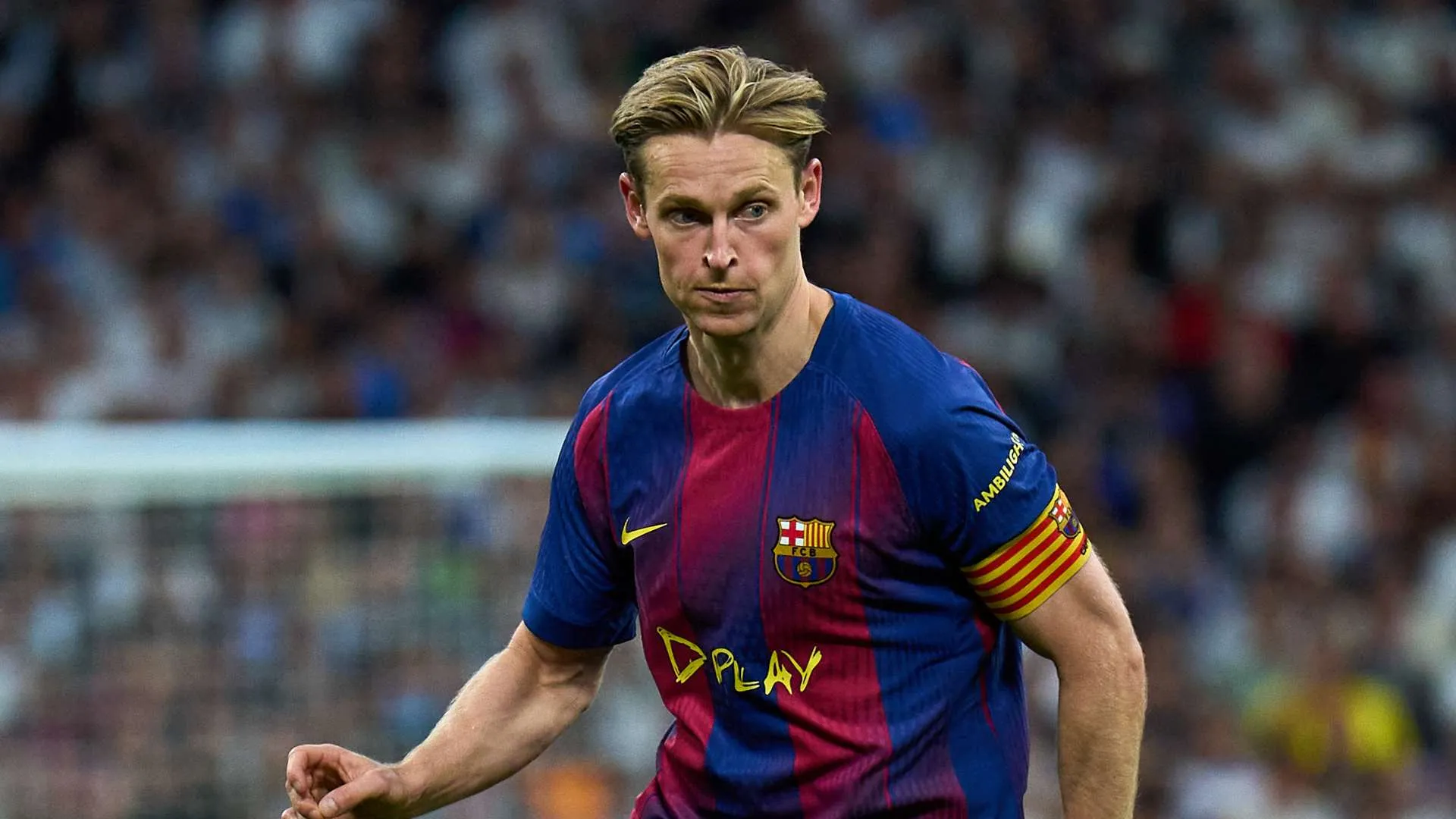 فرينكي دي يونغ لاعب وسط برشلونة يرتدي شارة القيادة ويظهر تركيزه في مباراة، مع تأكيد التزامه بالنادي رغم إصابته الأخيرة.