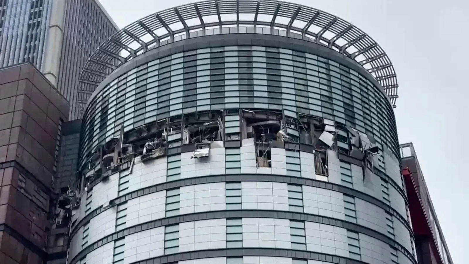 تظهر الصورة الأضرار الكبيرة في واجهة مركز تسوق بتايوان بعد انفجار غاز، مع تضرر النوافذ وسقوط الحطام.