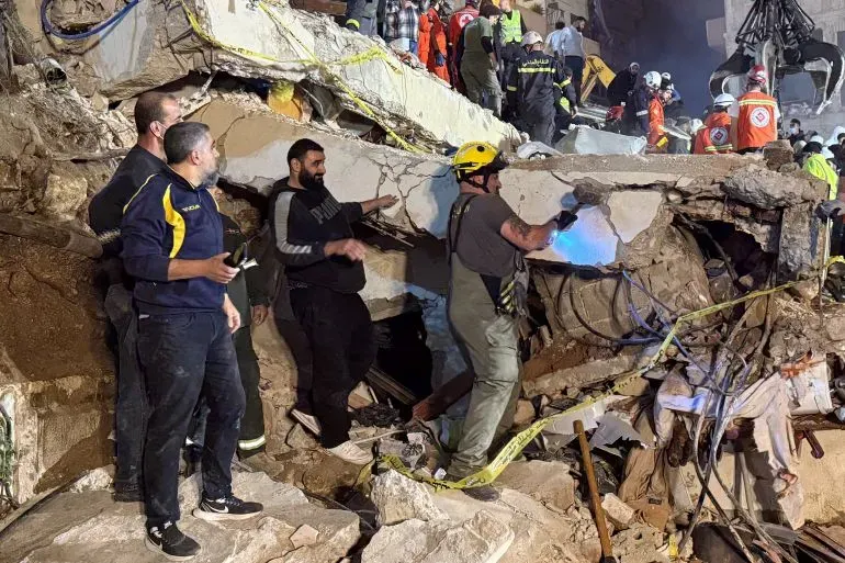 عمال الإنقاذ يعملون على إزالة الأنقاض من مبنى منهار في طرابلس، لبنان، بعد انهياره في 8 فبراير، مما أسفر عن مقتل 15 شخصًا.