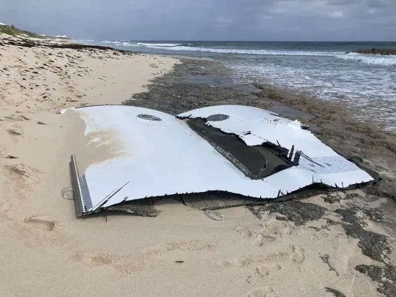 حطام صاروخ بلو أوريجين ملقى على شاطئ في جزر البهاما، يبرز تأثير الحطام الفضائي على المناطق الساحلية.