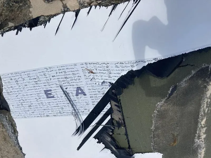 جزء من حطام صاروخ بلو أوريجين على شاطئ جزيرة في جزر البهاما، يظهر تفاصيل الكتابات على سطحه بعد سقوطه.