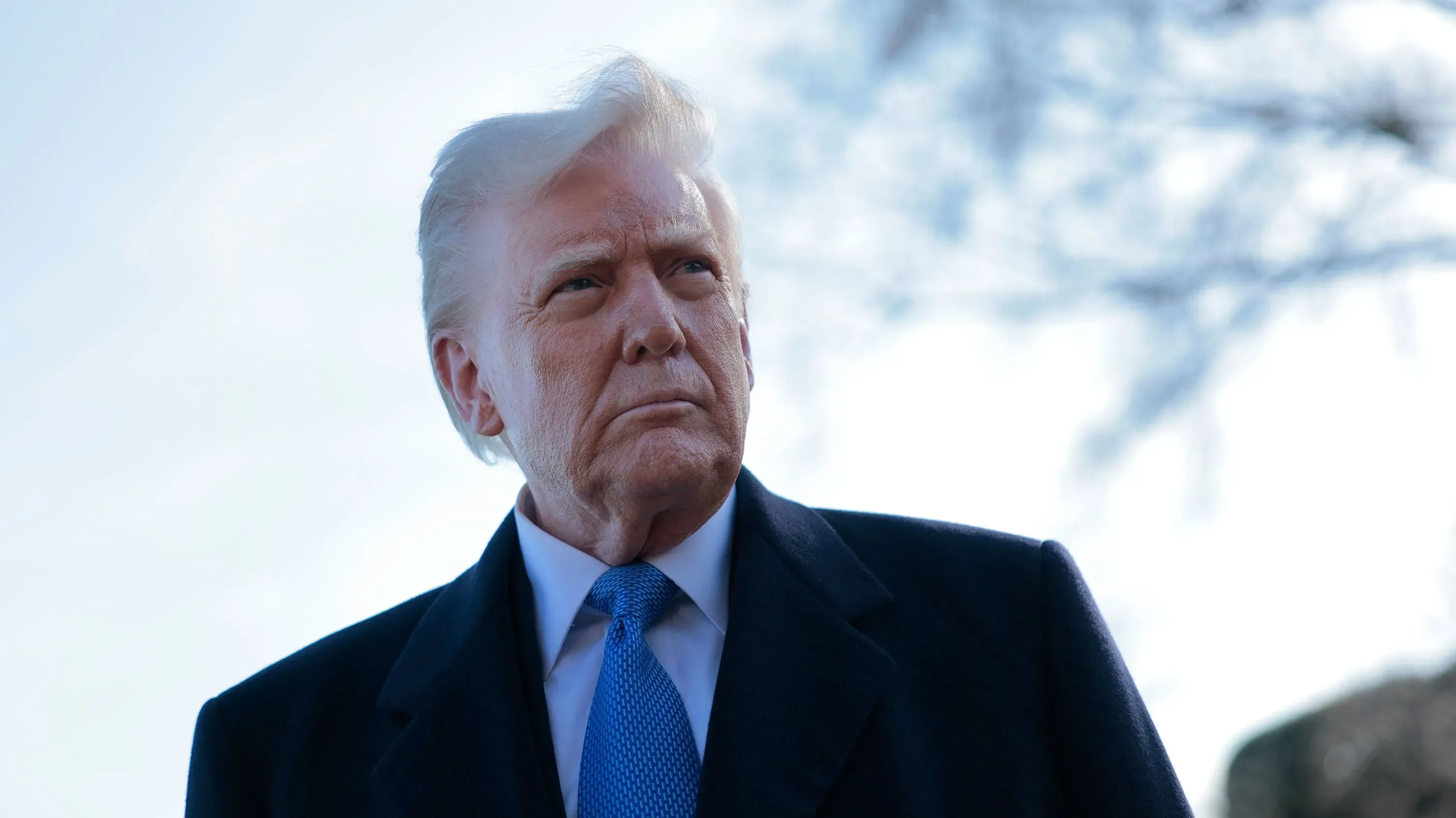 ترامب يظهر بملامح جدية أثناء حديثه عن رفع السرية عن مواد التحقيق في التدخل الروسي في الانتخابات، مع خلفية غير واضحة.