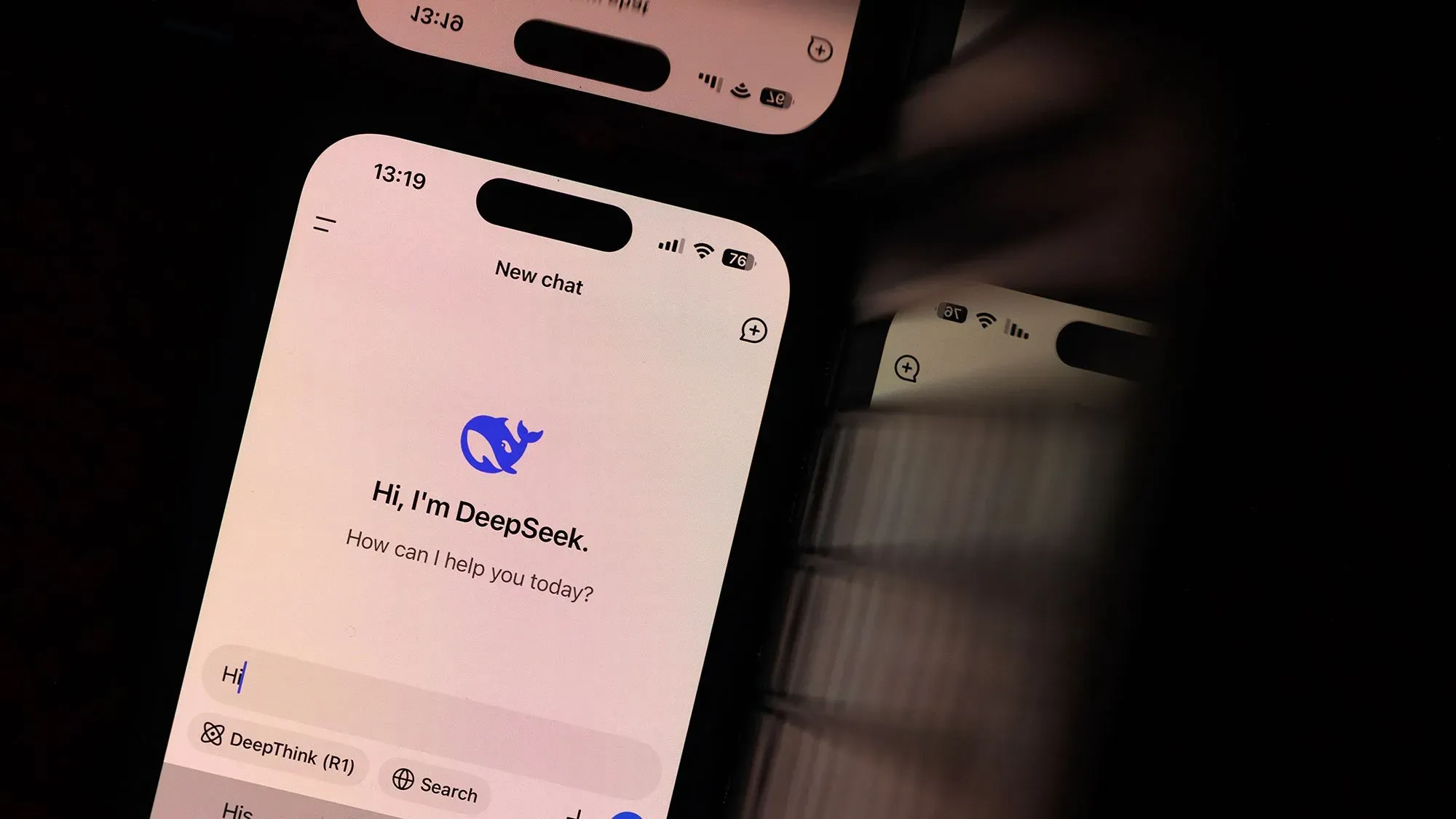 شاشة تعرض واجهة تطبيق DeepSeek مع نص "مرحبًا، أنا DeepSeek. كيف يمكنني مساعدتك اليوم؟"، مما يبرز الابتكار في تقنيات الذكاء الاصطناعي.