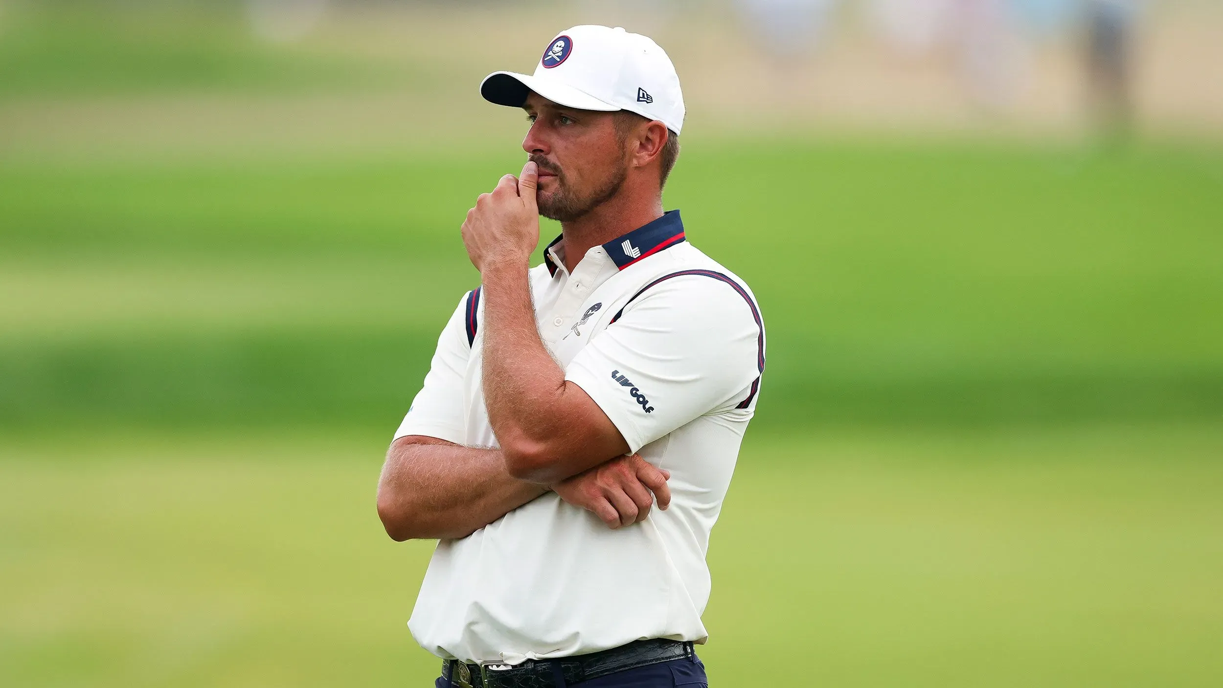 برايسون ديشامبو، حامل لقب بطولة الولايات المتحدة المفتوحة، يظهر وهو يفكر بقلق أثناء الجولة، بعد أدائه السيء في نادي أوكمونت.