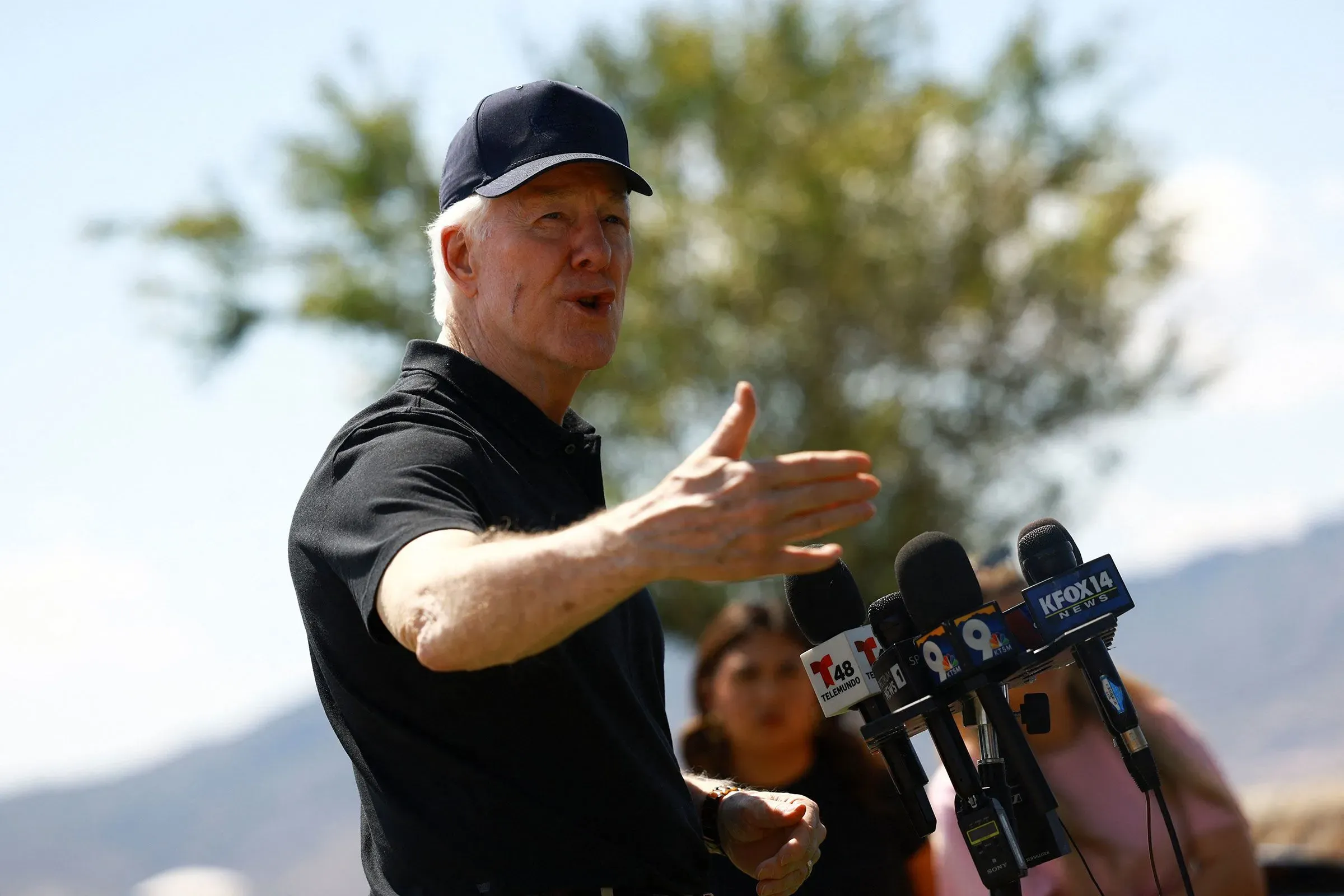 النائب ويسلي هانت يتحدث أمام مجموعة من المراسلين خلال فعالية انتخابية، مع التركيز على تحديات سباق مجلس الشيوخ في تكساس.