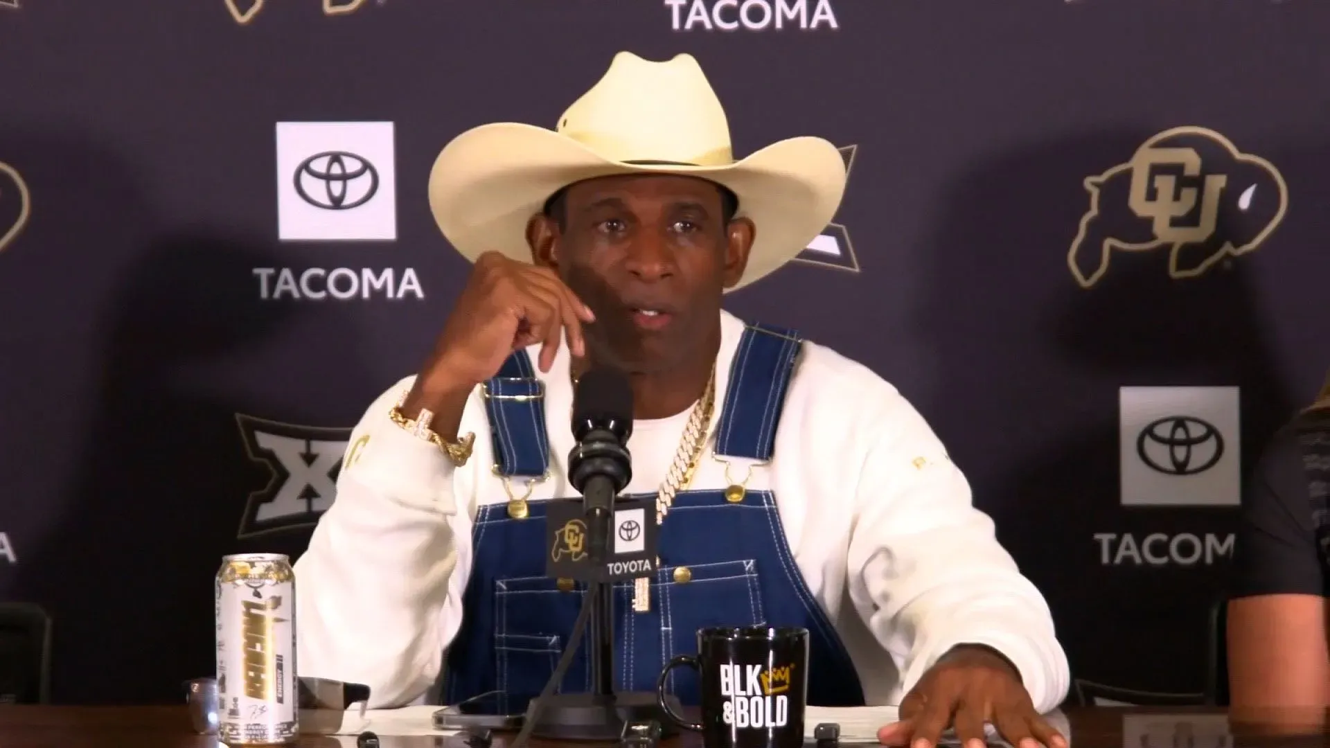 ديون ساندرز يتحدث في مؤتمر صحفي بعد تعافيه من السرطان، مشددًا على أهمية الفحوصات الصحية الدورية.