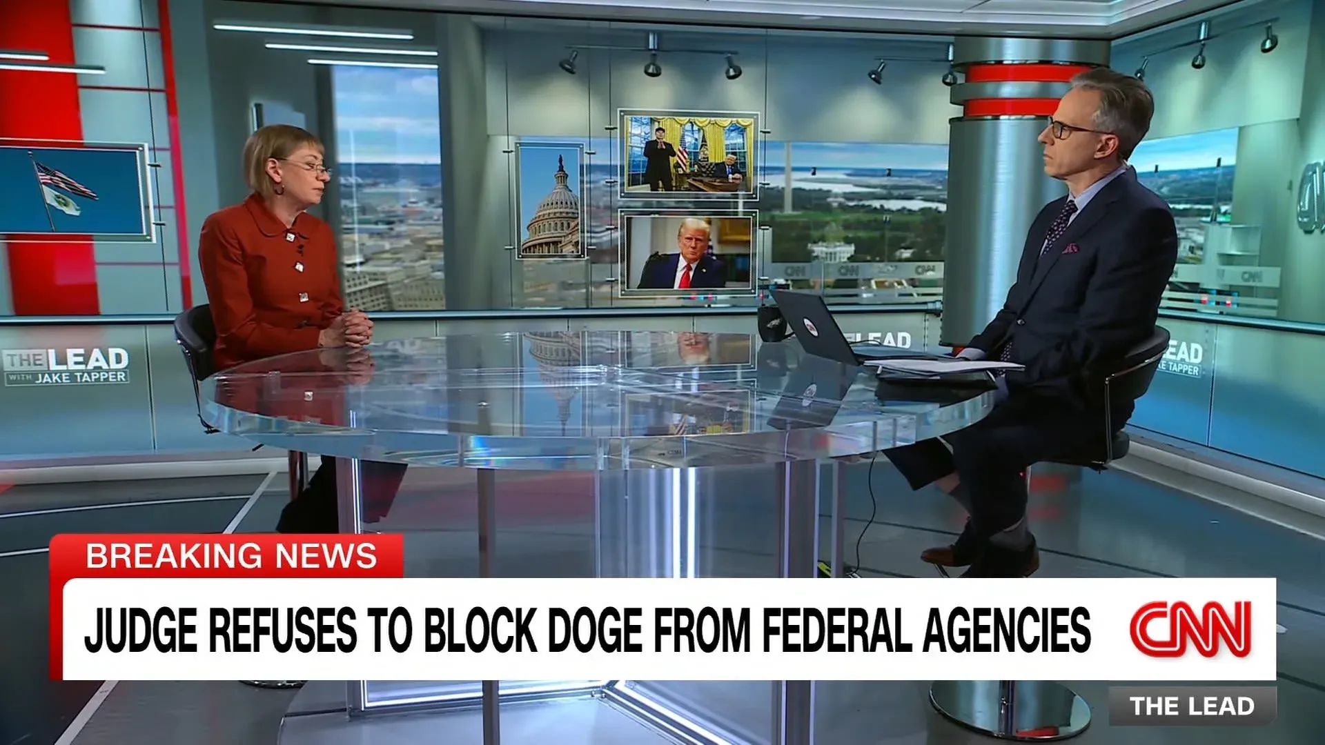 مقابلة تلفزيونية على قناة CNN تتناول تأثير تخفيضات الحكومة الفيدرالية على مصلحة الضرائب الأمريكية، مع ظهور مضيف ومحلل يناقشان الوضع الحالي.