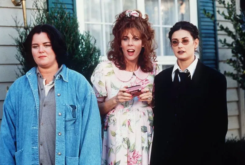 ثلاث نساء في مشهد من فيلم "الآن وبعد ذلك"، حيث تظهر إحداهن في فستان مزهر، بينما ترتدي الأخريتان ملابس غير رسمية.