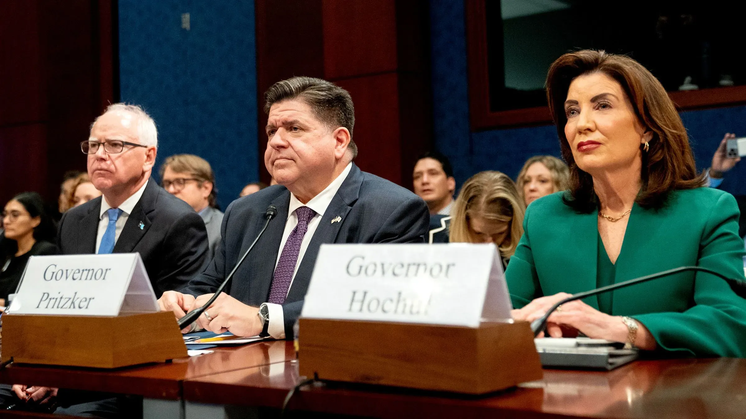 جلسة استماع في الكابيتول هيل حيث يظهر حكام ديمقراطيون، بما في ذلك كاثي هوشول وجي بي بريتزكر، يتحدثون عن سياسات الهجرة.