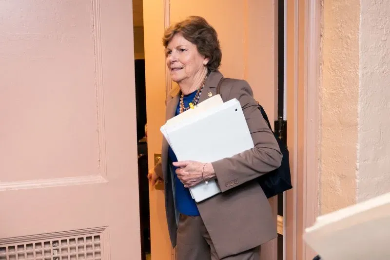 تظهر الصورة السيناتور جين شاهين من نيو هامبشاير وهي تغادر غرفة، ممسكة بمجلدات. يأتي تقاعدها في سياق تحديات الديمقراطيين في مجلس الشيوخ.