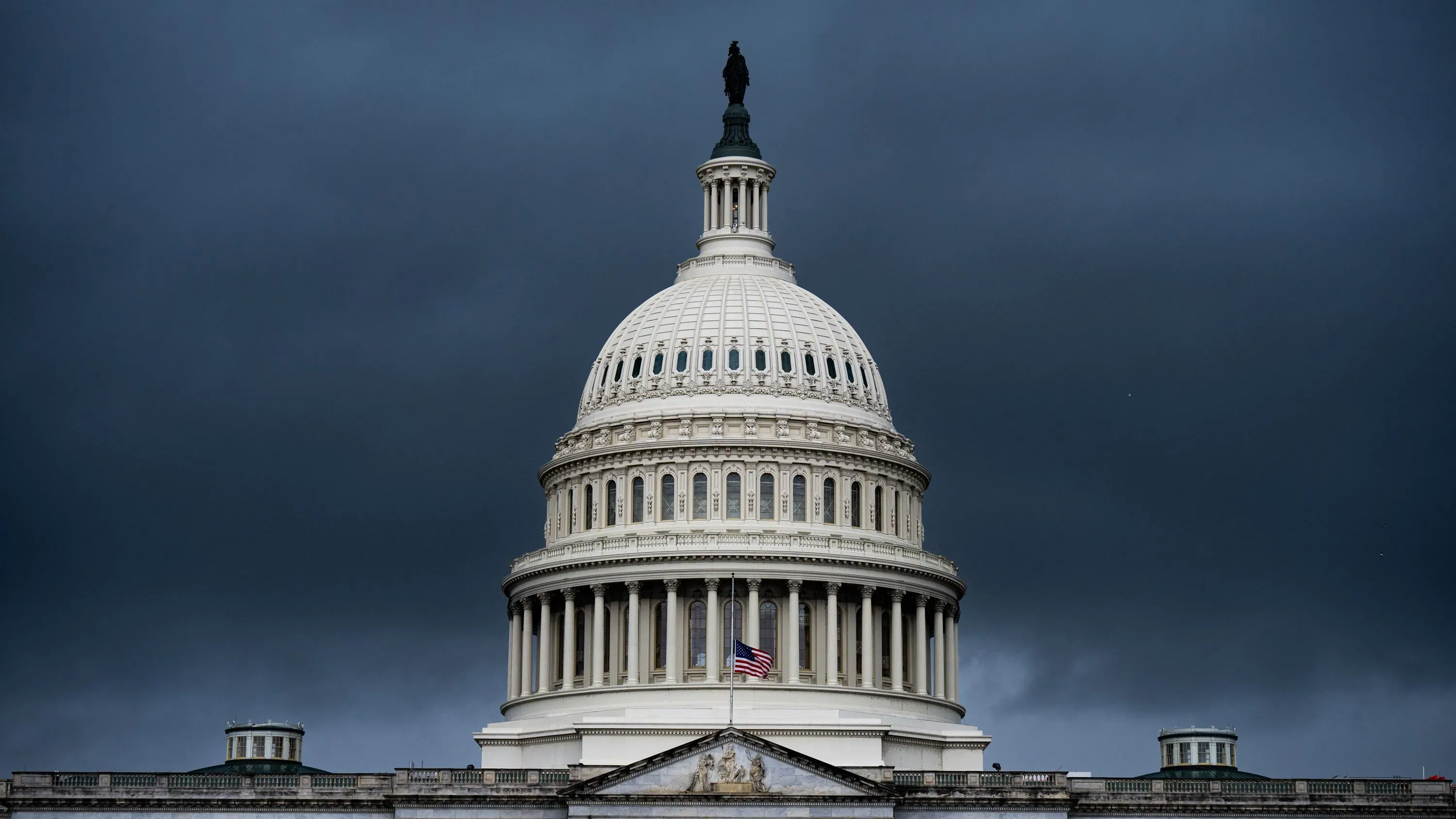 قبة مبنى الكابيتول الأمريكي تحت سماء ملبدة بالغيوم، تمثل تحديات الانتخابات المقبلة للديمقراطيين في مجلس الشيوخ.