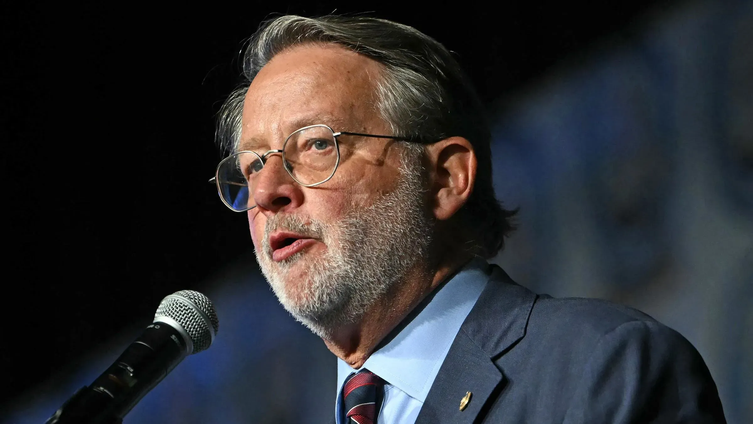 السيناتور الديمقراطي غاري بيترز يتحدث خلال مؤتمر صحفي، معلنًا عدم ترشحه لإعادة انتخابه في مجلس الشيوخ لعام 2026.