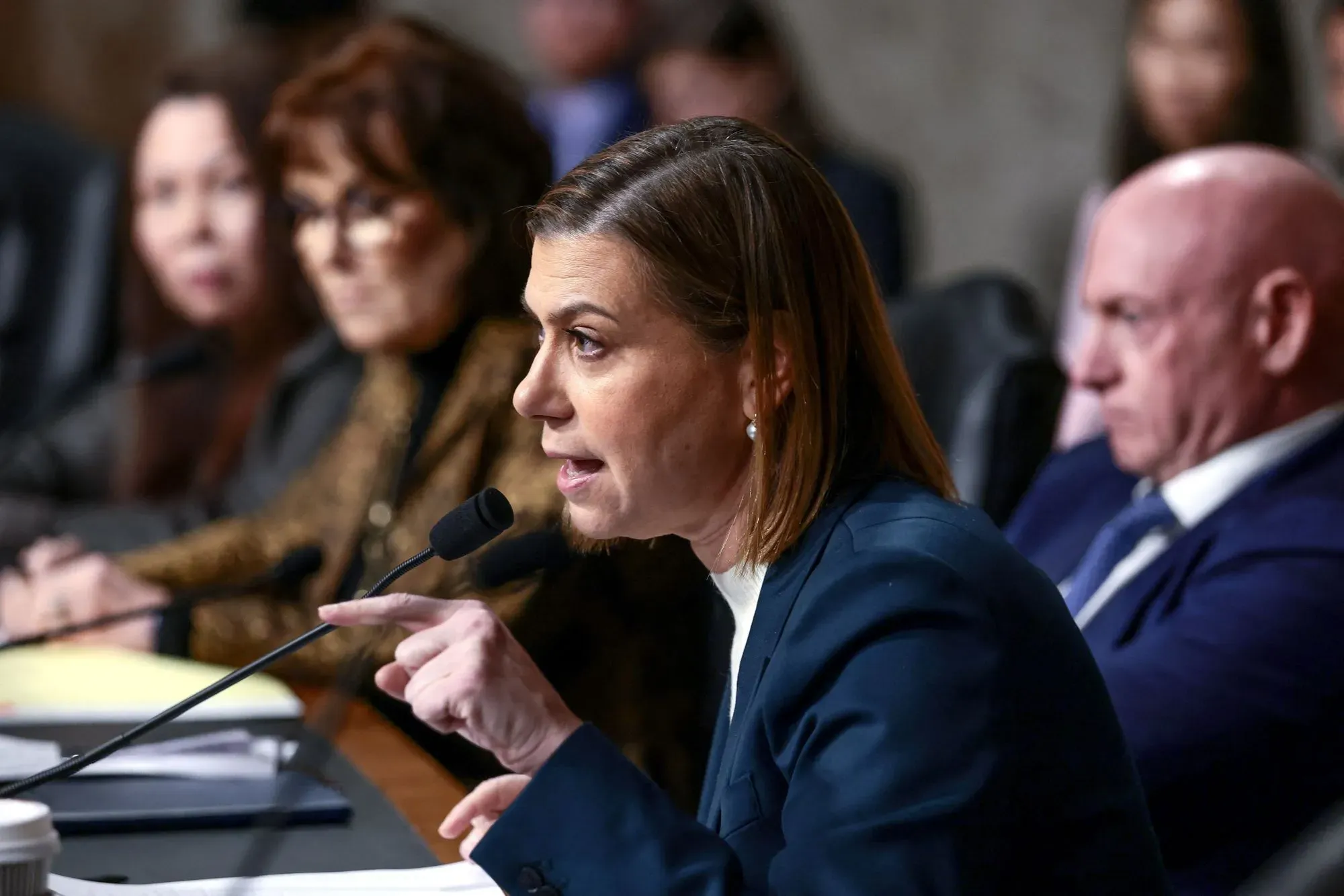 السيناتور إليسا سلوتكين تتحدث خلال جلسة استماع، تعبر عن قلقها بشأن التحقيقات المتعلقة بفيديو يحث على عصيان الأوامر غير القانونية.