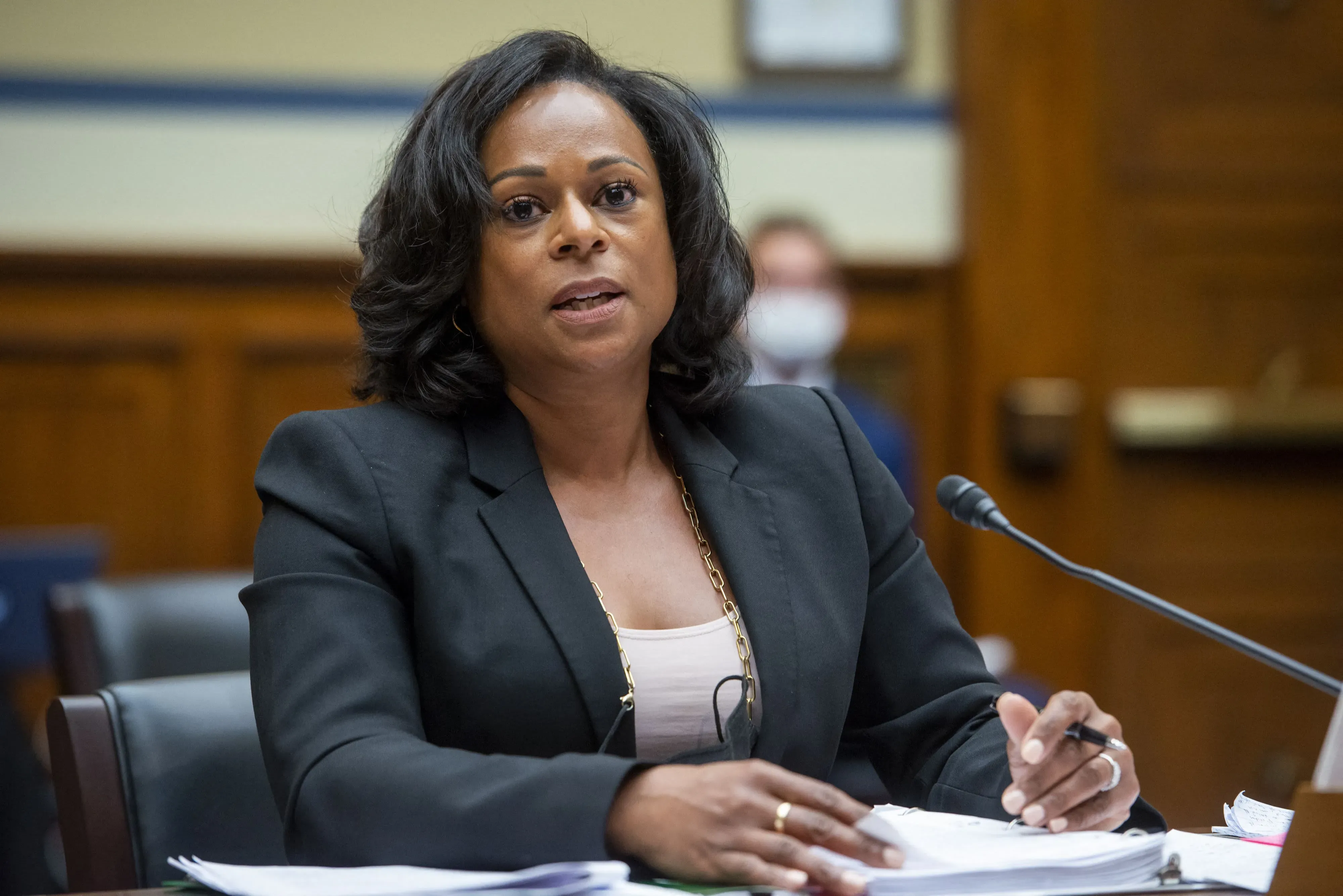 تظهر النائبة الديمقراطية نيكول كولير أثناء حديثها في مجلس النواب بولاية تكساس، حيث تعبر عن رفضها للرقابة الجمهورية.