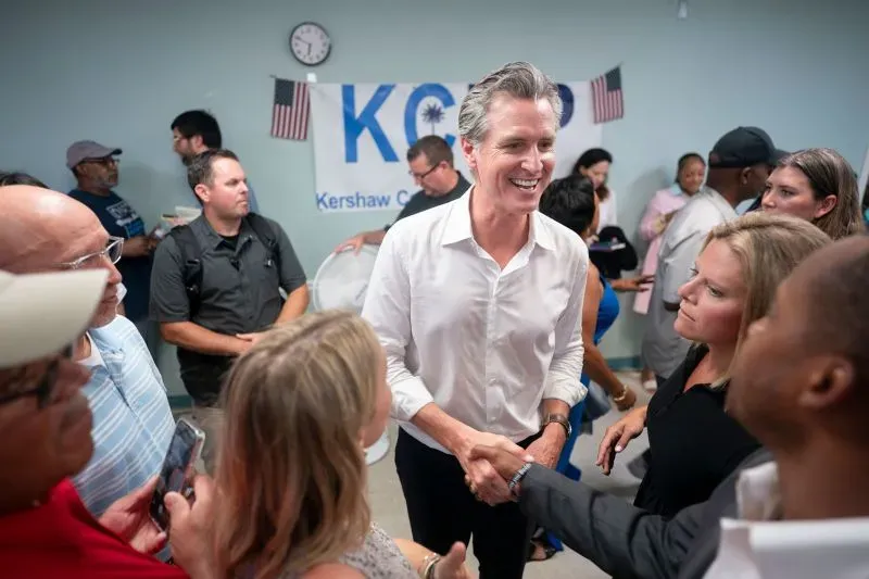غافين نيوسوم يتفاعل مع الحضور في حدث انتخابي بولاية كارولينا الجنوبية، وسط اهتمام متزايد بترشحه للرئاسة.