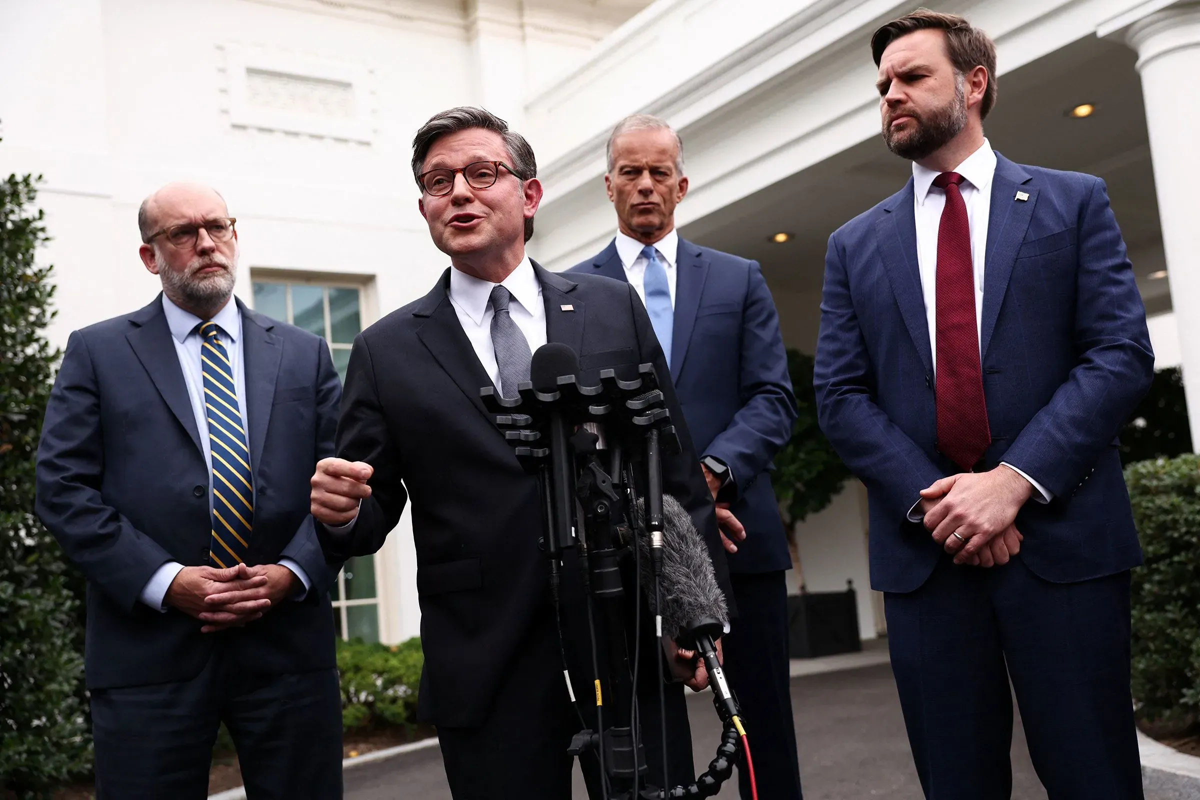 متحدثون رسميون يعقدون مؤتمرًا صحفيًا خارج البيت الأبيض، مع التركيز على قضايا الإغلاق الحكومي وموقف الحزبين.