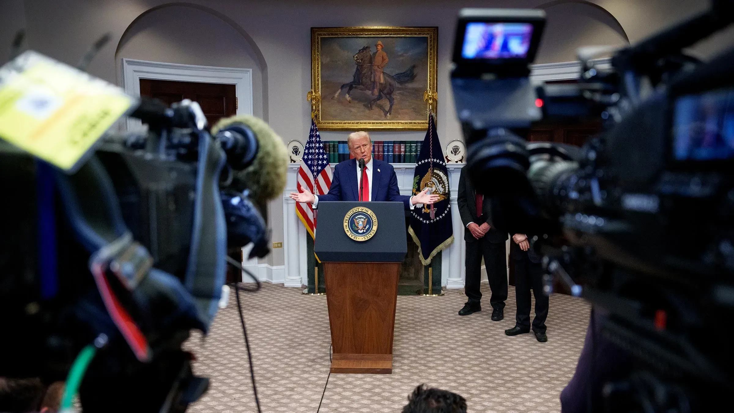 ترامب يتحدث في المكتب البيضاوي أمام كاميرات الإعلام، مستعرضاً التوترات السياسية مع الديمقراطيين بعد فترة ولايته الثانية.