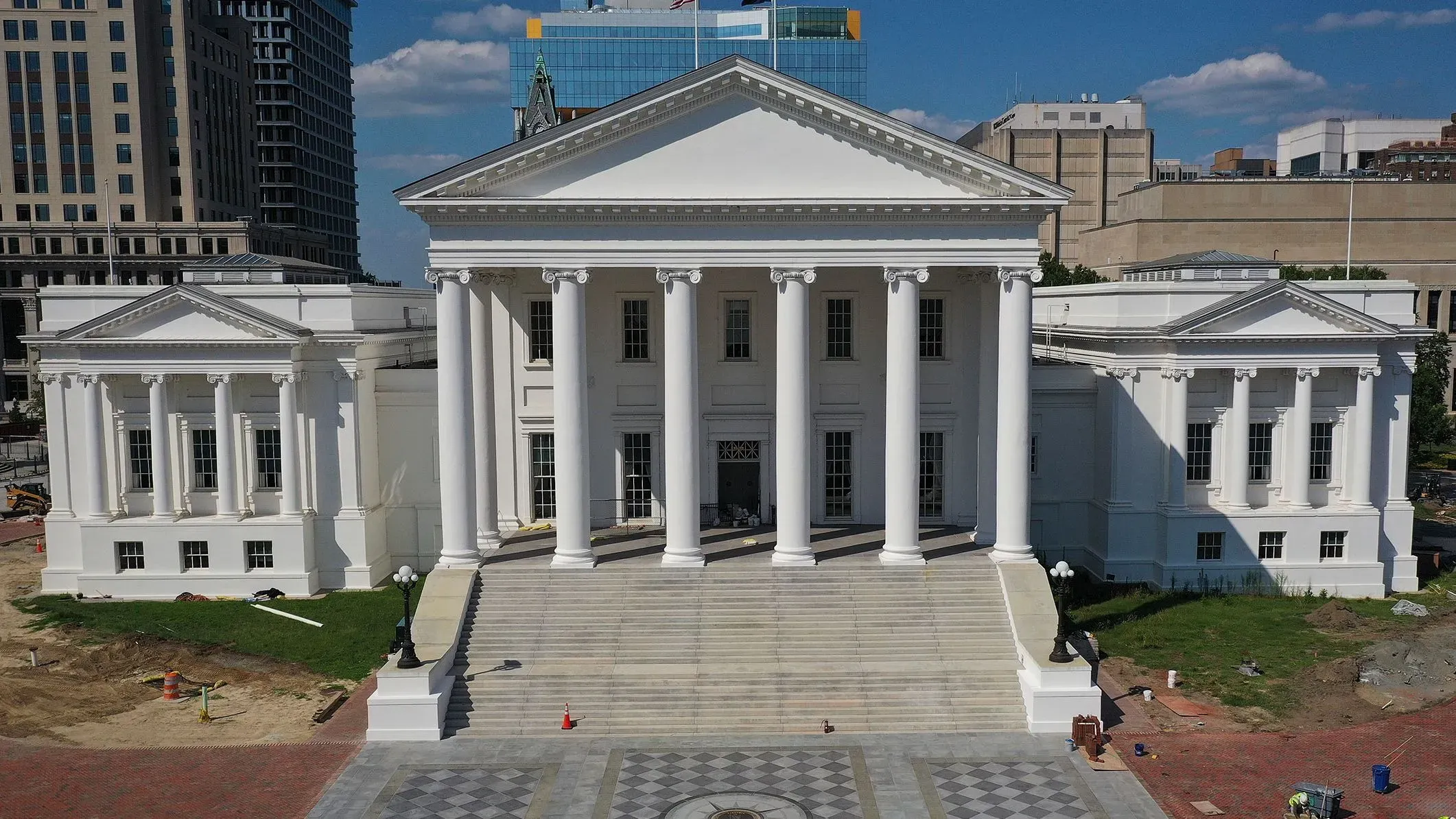 مبنى المجلس التشريعي لولاية فرجينيا، يظهر الأعمدة البيضاء والدرجات، مع خلفية حضرية تعكس نتائج الانتخابات الخاصة الأخيرة.