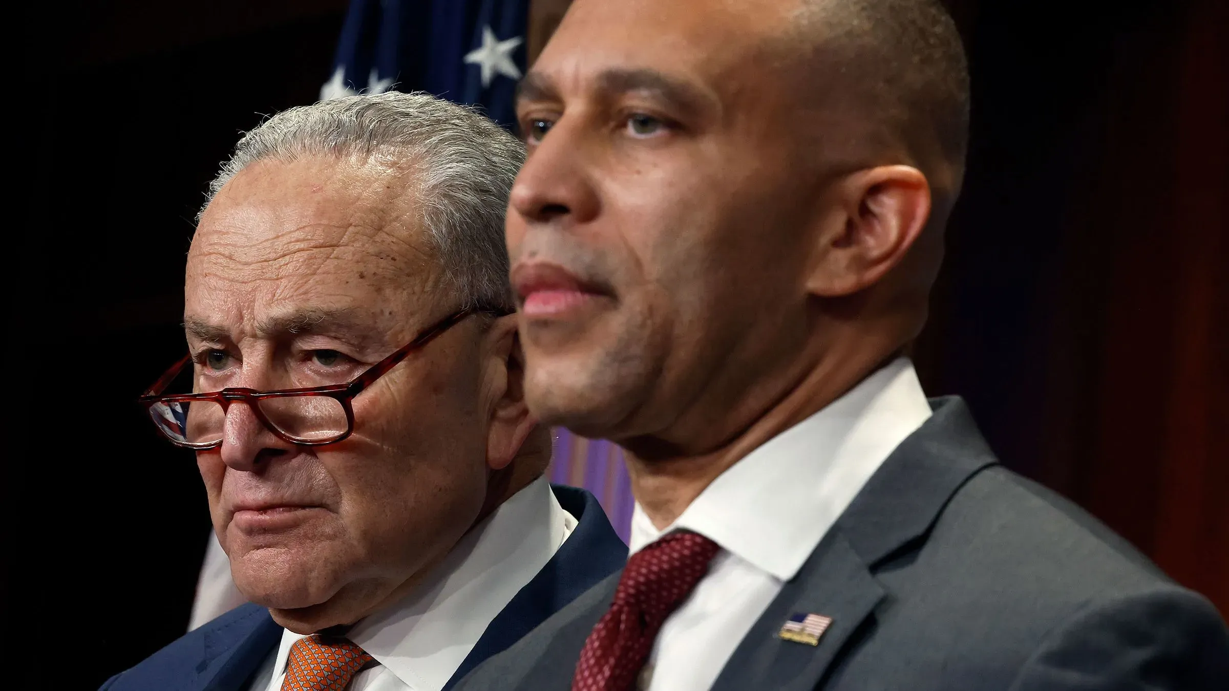 صورة لزعيمي الحزب الديمقراطي، تشاك شومر وحكيم جيفريز، أثناء مؤتمر صحفي، حيث يناقشان استراتيجيات مواجهة ترامب بشأن تمويل الحكومة.