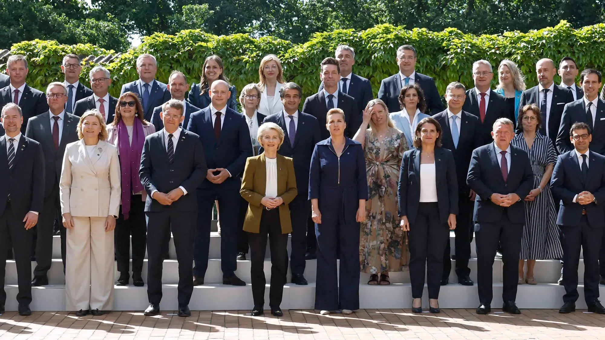 مجموعة من القادة الأوروبيين في اجتماع رسمي في الدنمارك، يعكس دعم الدنماركيين المتزايد للاتحاد الأوروبي وسط التوترات مع الولايات المتحدة.