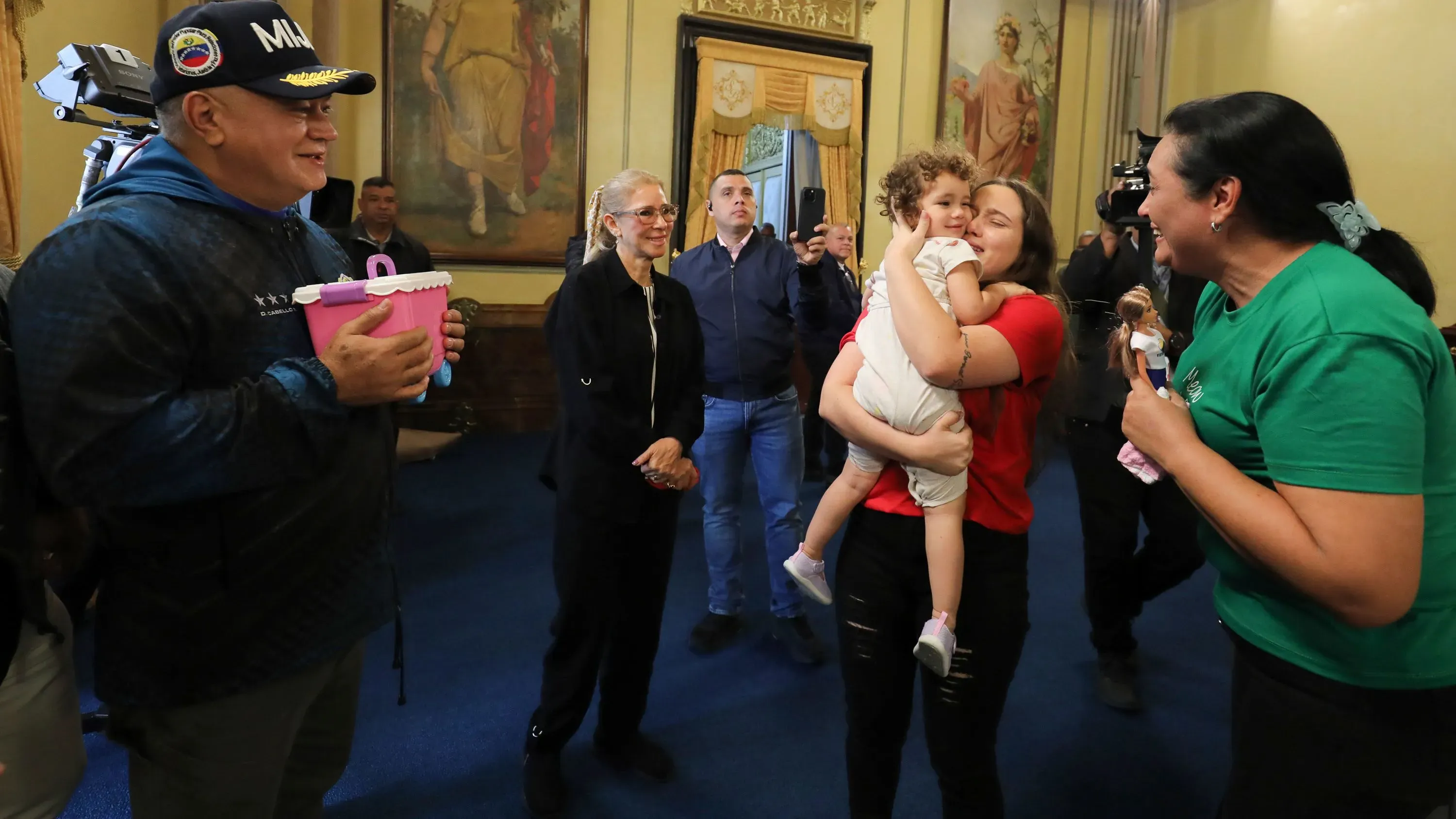 لحظة مؤثرة لم شمل الأم الفنزويلية يوريلي برنال مع ابنتها مايكليس بعد عام من الانفصال، وسط مشاعر الفرح والدعم.