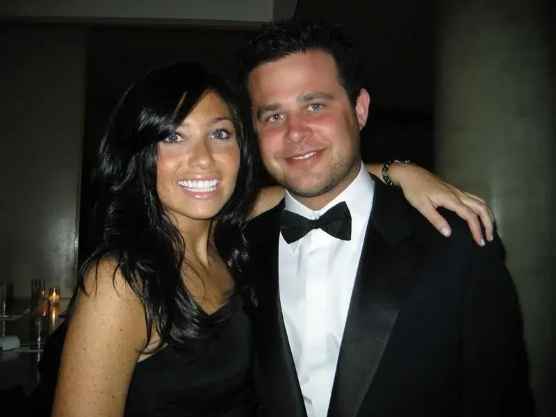 صورة لإيلين غرينبرغ وخطيبها سام غولدبرغ، تظهران مبتسمين في مناسبة رسمية، تعكس لحظات من حياتهما قبل الحادث المأساوي.