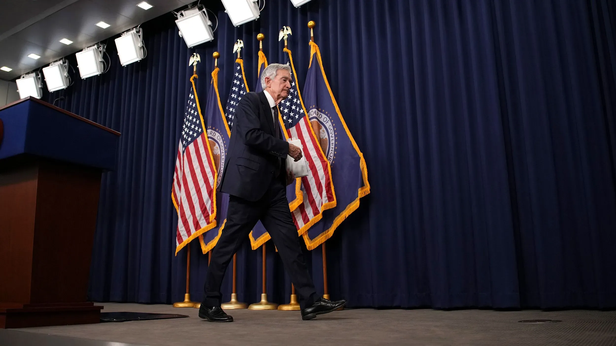 جيروم باول، رئيس الاحتياطي الفيدرالي، يغادر المنصة بعد حديثه أمام الكونجرس حول السياسة النقدية وتأثير التعريفات الجمركية على الاقتصاد.