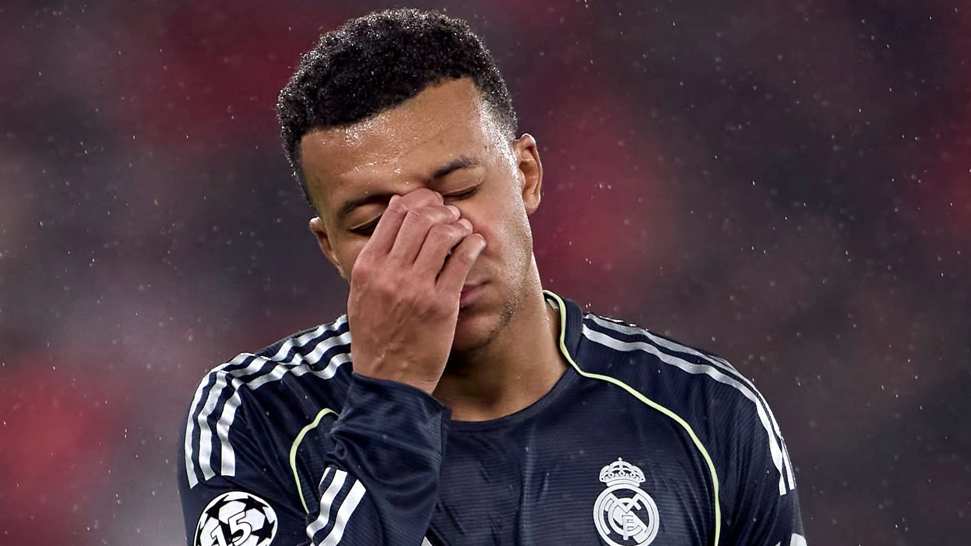 كيليان مبابي لاعب ريال مدريد يظهر تعبير الحزن والإحباط بعد خسارة في دوري أبطال أوروبا موسم 2025-26.