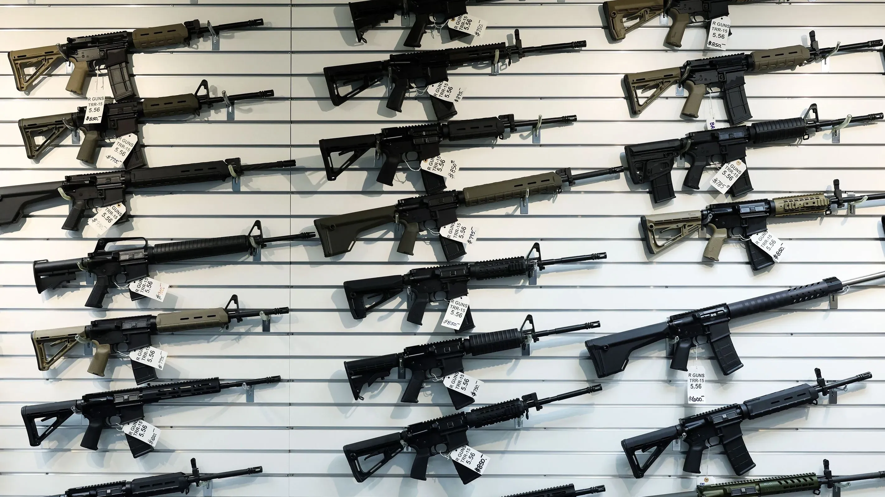 أسلحة نارية شبه آلية معروضة للبيع في متجر، تعكس قرار إدارة ترامب بالسماح ببيع مشغلات إعادة الضبط القسري، مما يثير قلق نشطاء مراقبة الأسلحة.