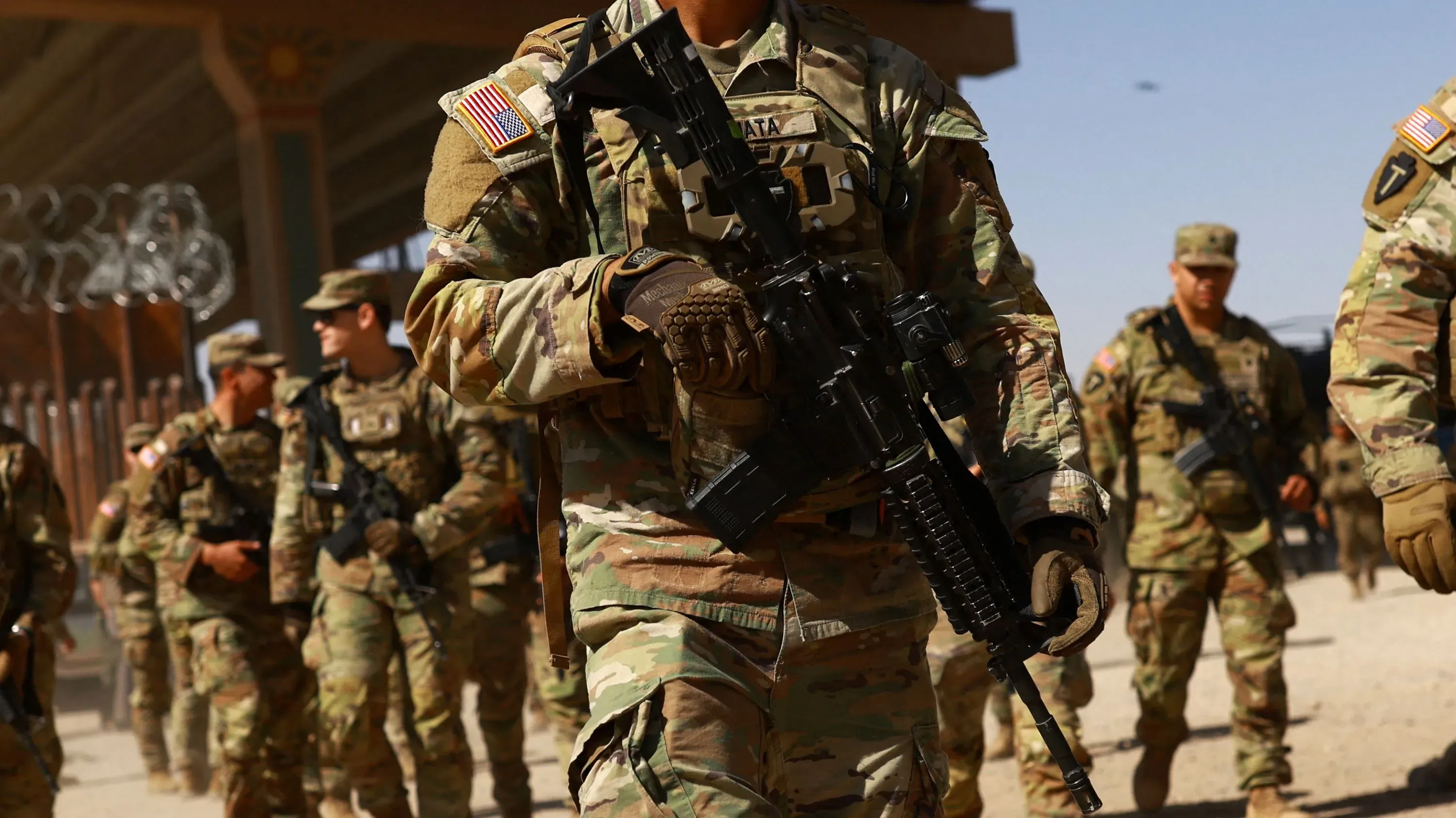 جنود من الحرس الوطني الأمريكي يرتدون زيهم العسكري ويحملون أسلحة، أثناء انتشارهم في مهمة إنفاذ قوانين الهجرة على الحدود.