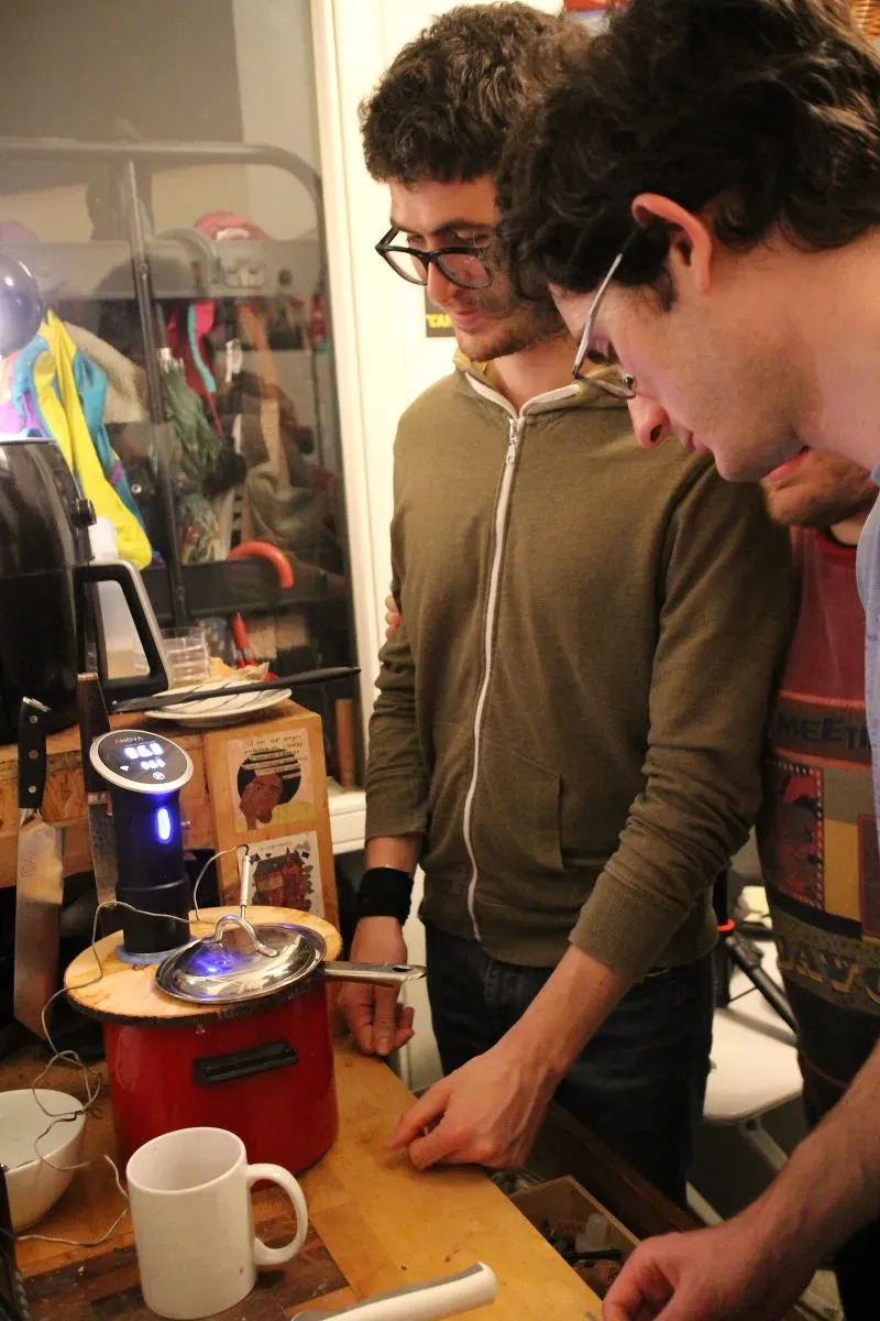 مجموعة من العلماء الإيطاليين يعملون في مطبخ على تجربة علمية لتحضير صلصة كاسيو إي بيبي، مع التركيز على التحكم في درجات الحرارة.