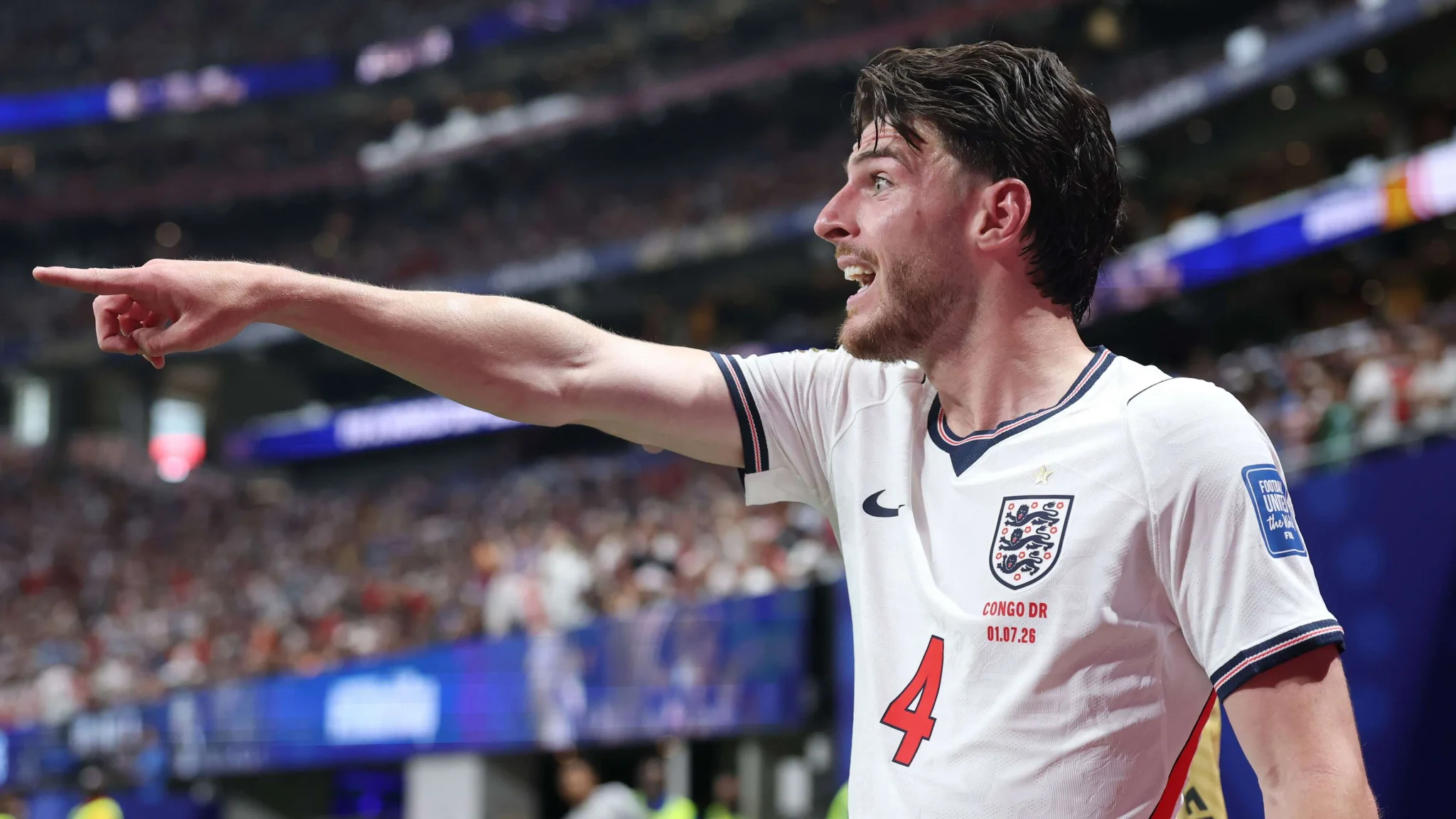 ديكلان رايس لاعب منتخب إنجلترا يشير بحماس خلال مباراة في استاد أزتيكا، معبرًا عن صمود الفريق في مواجهة المكسيك على ارتفاع 2200 متر.