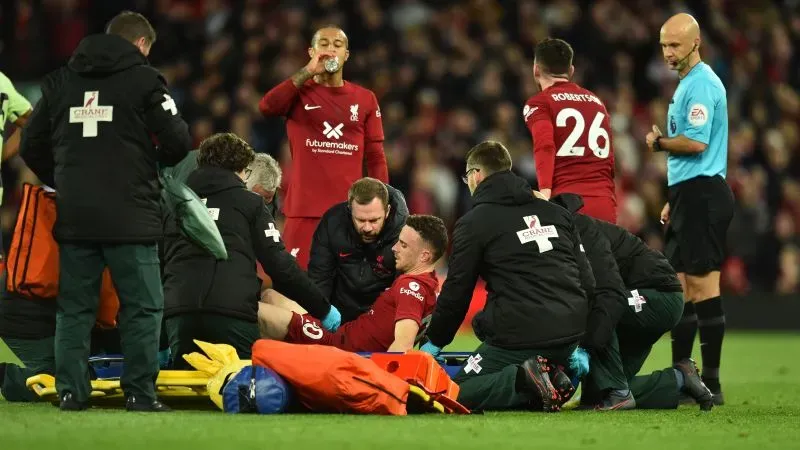 ديجو جوتا يتلقى العلاج بعد إصابته خلال مباراة ليفربول ضد مانشستر سيتي، حيث تميز بأداء قوي رغم غيابه عن التسجيل.